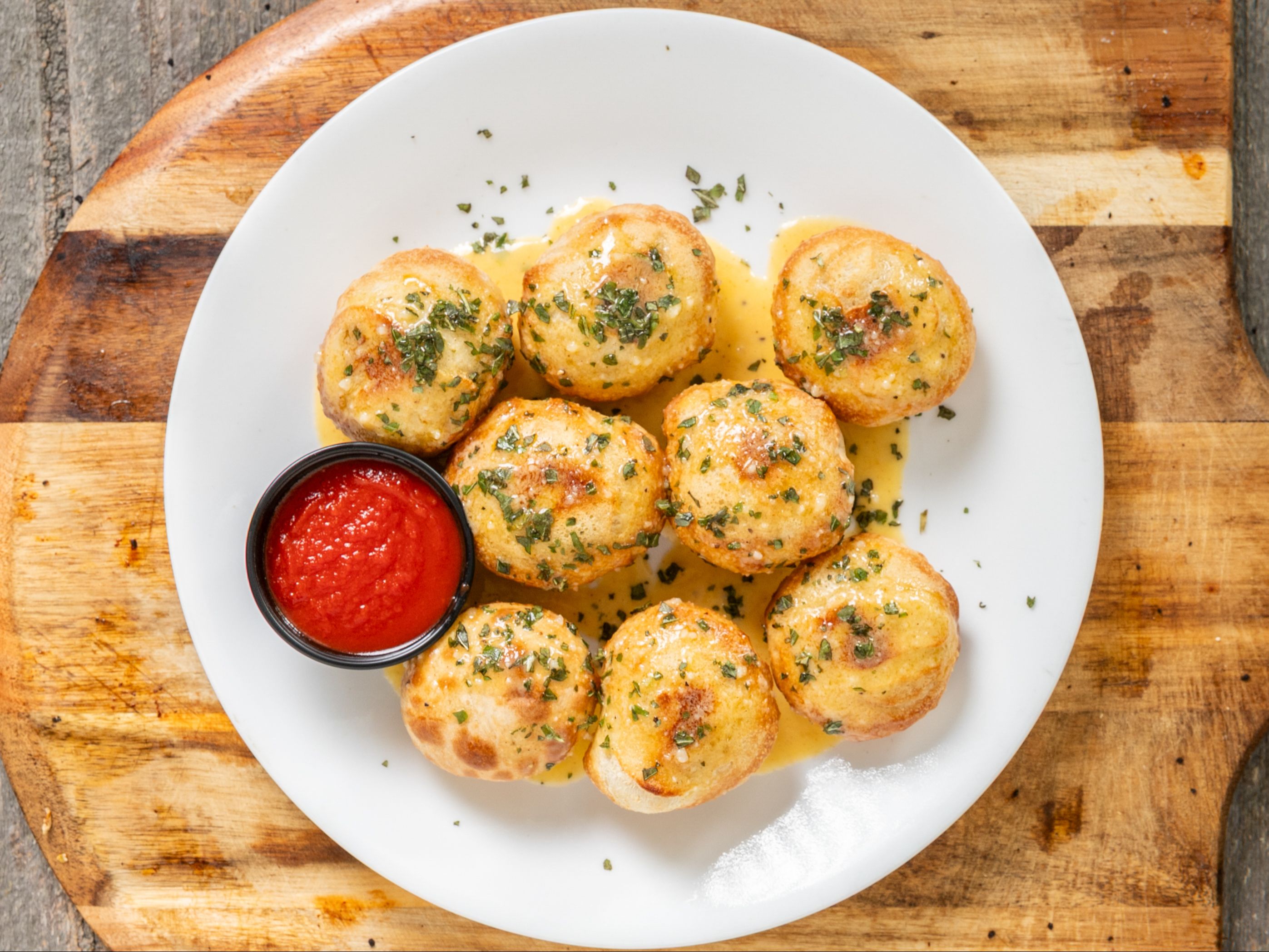 Garlic Knots (1 Marinara Or Garlic Butter Sauce)