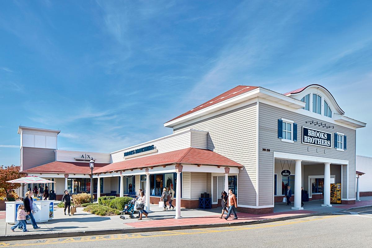 Saks OFF 5TH at Wrentham Village Premium Outlets® - A Shopping Center in  Wrentham, MA - A Simon Property