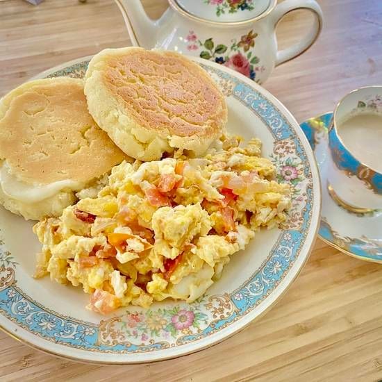 Huevos Pericos Con Arepas De Queso