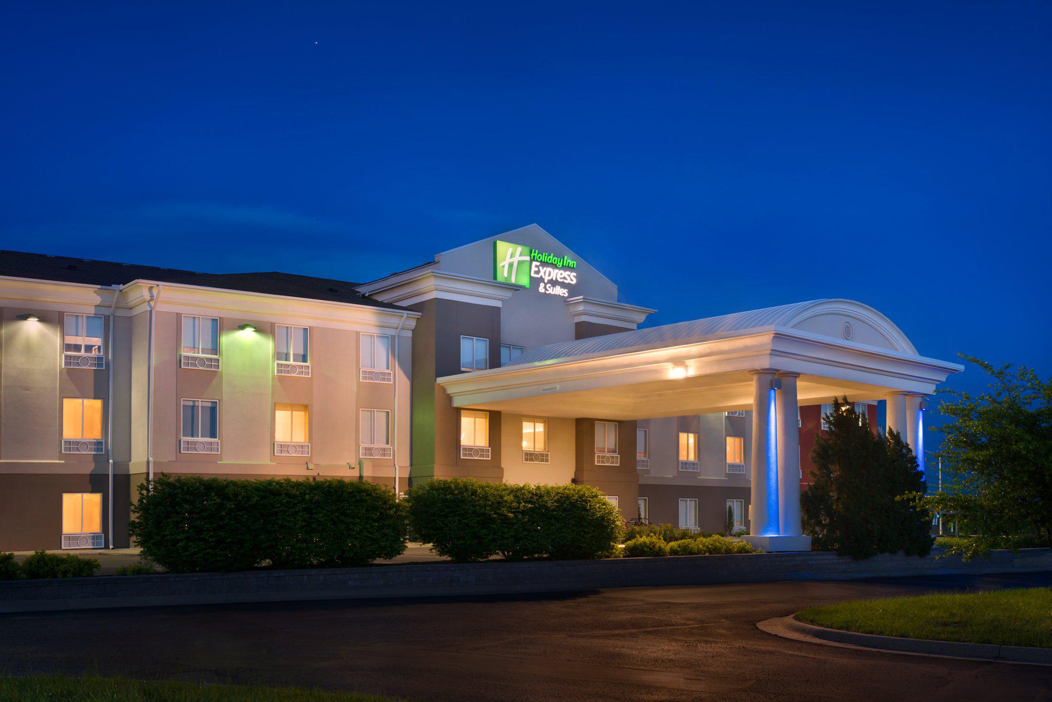 Holiday Inn Express & Suites Lawrence Photo