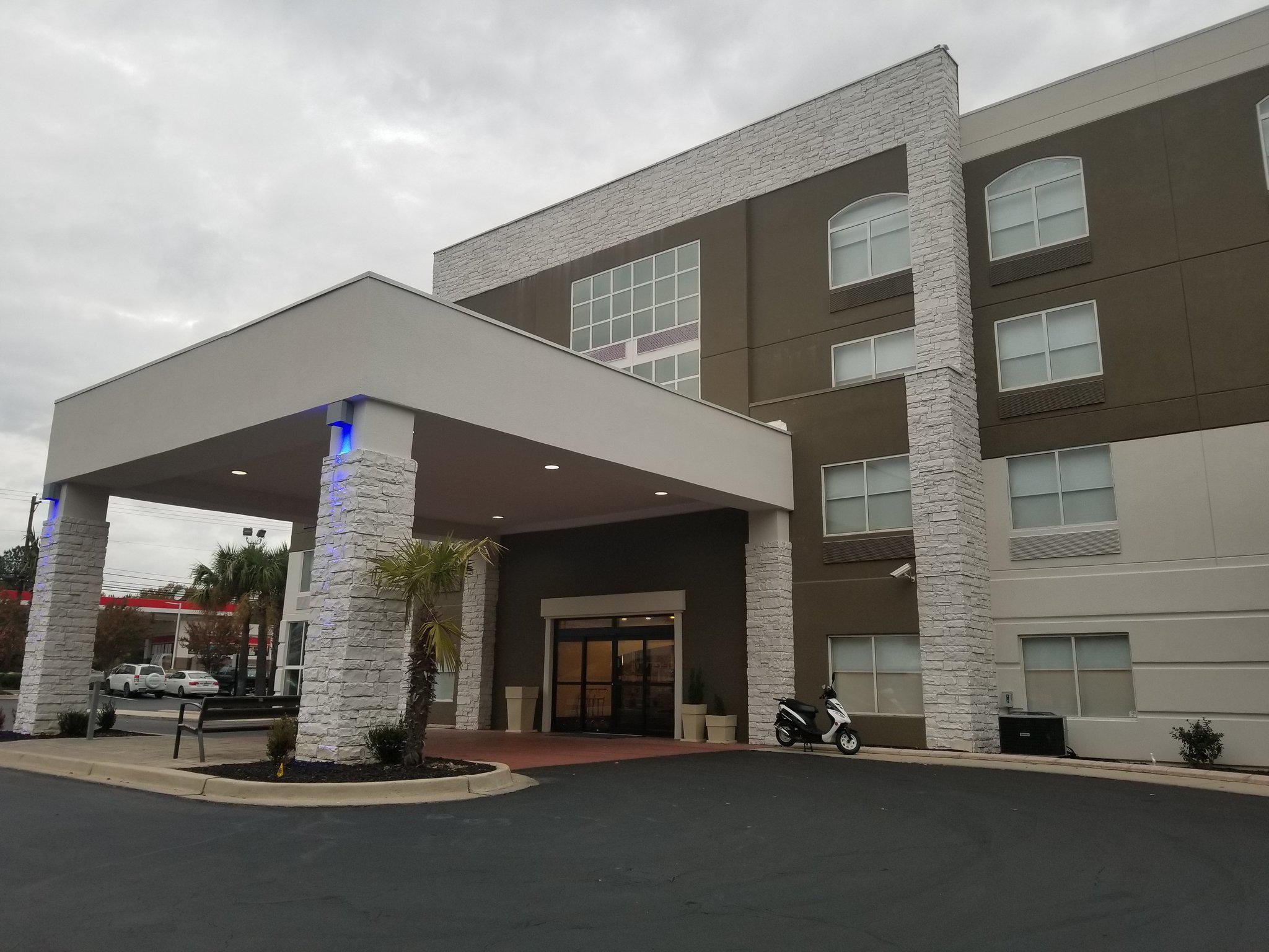 Holiday Inn Express Columbia - Two Notch Photo