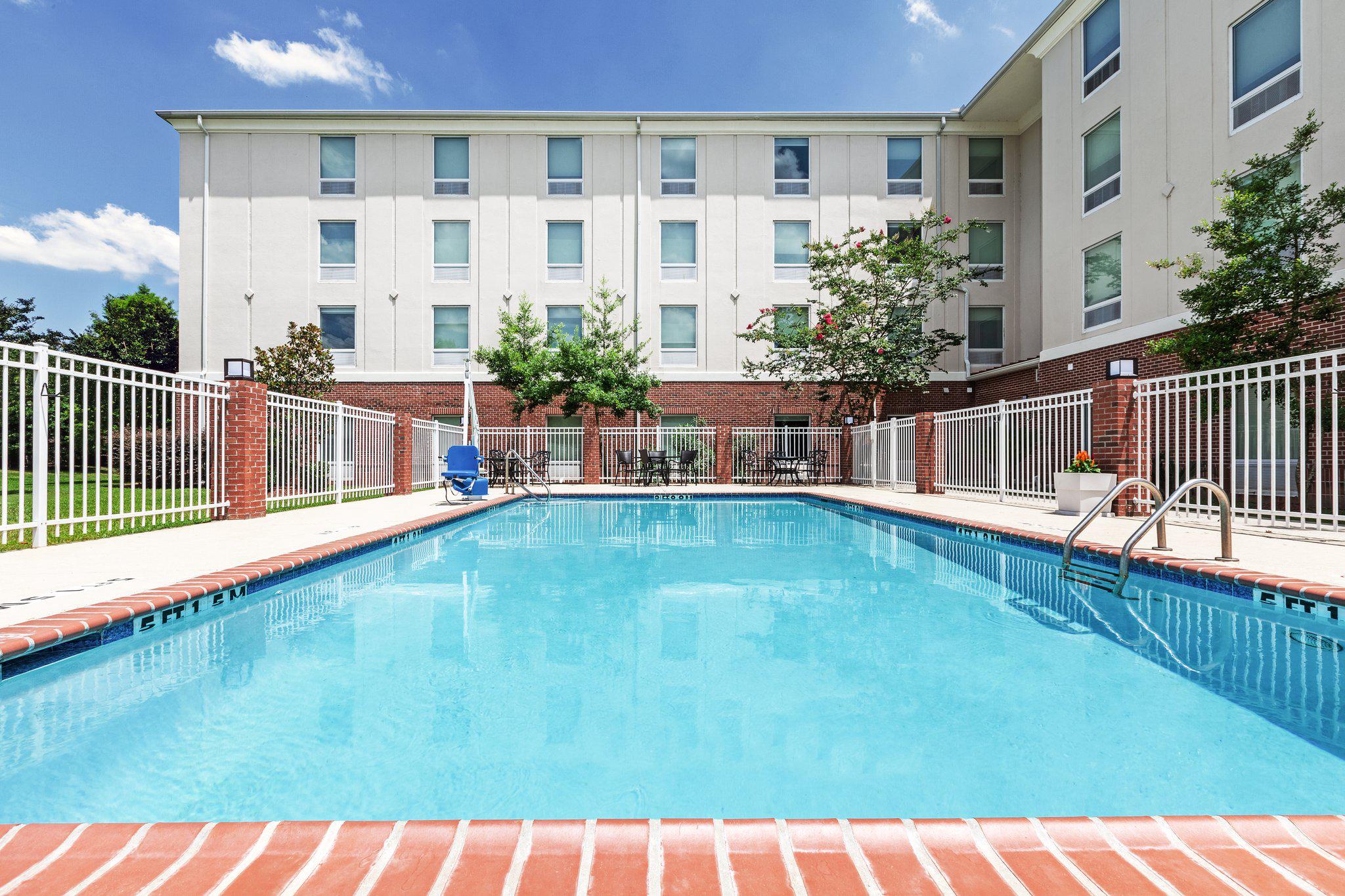 Holiday Inn Express & Suites Baton Rouge East Photo