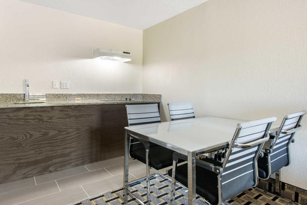 Images Clarion Inn & Suites