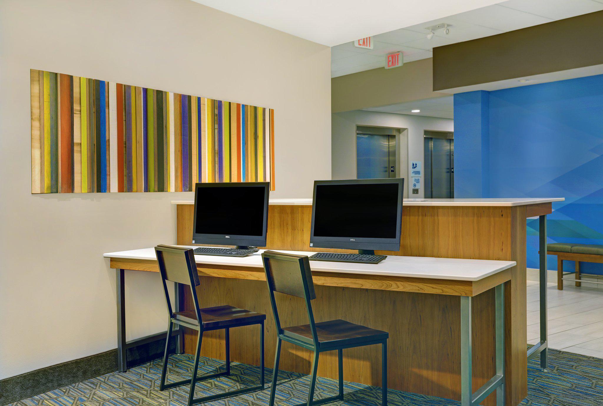 Holiday Inn Express & Suites Lenexa - Overland Park Area Photo