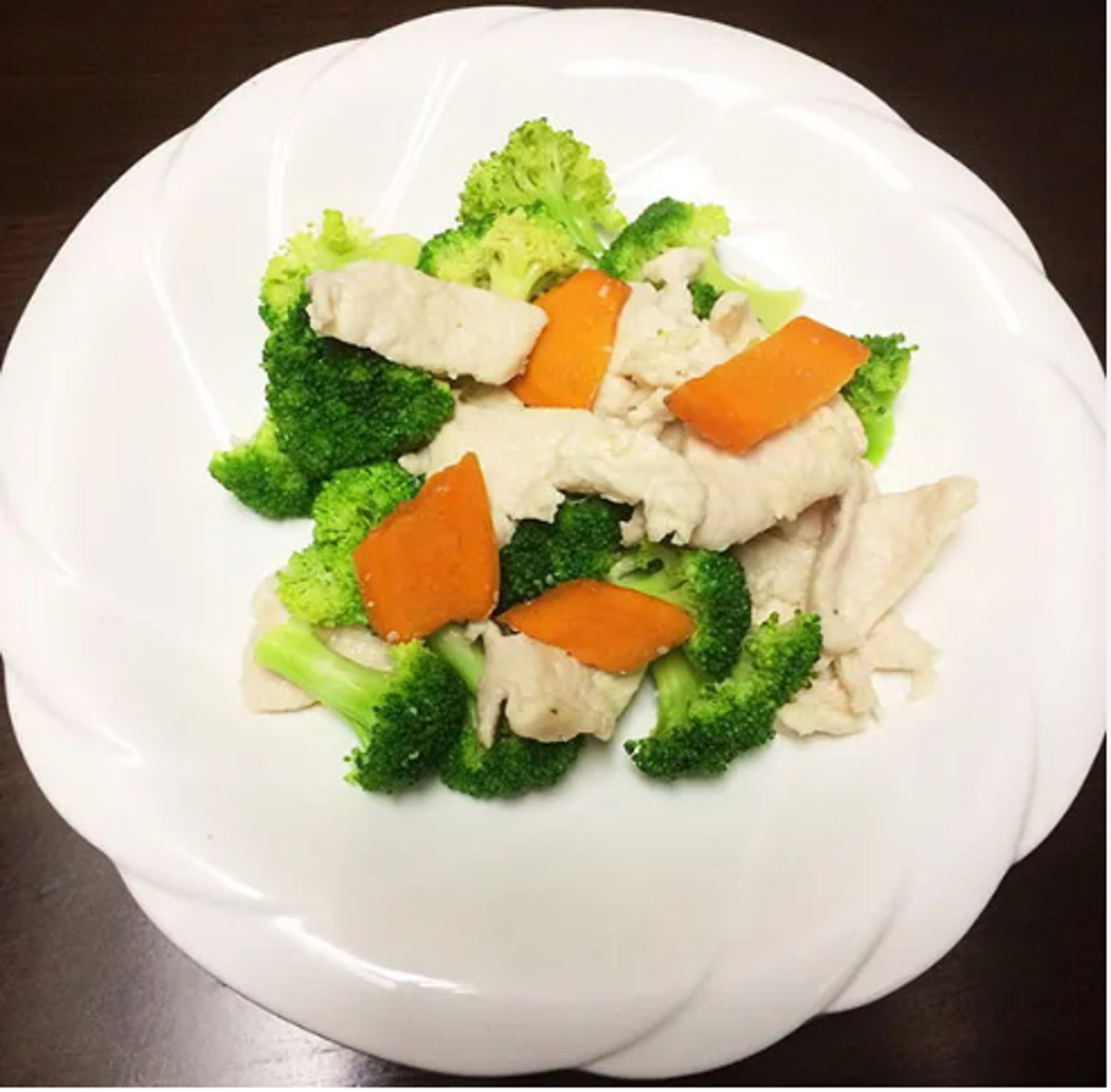 Steamed Chicken with Broccoli (White Sauce)