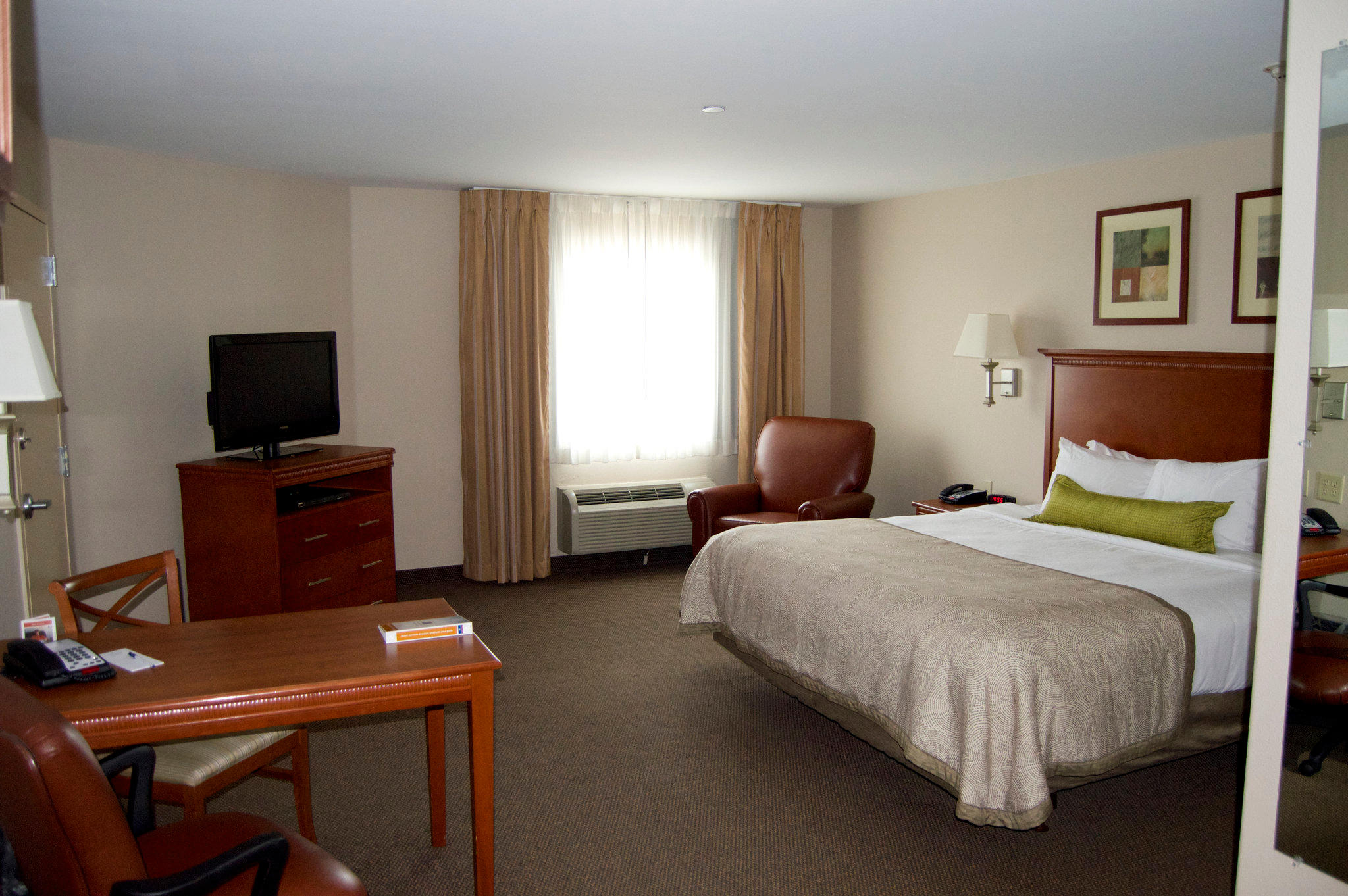 Candlewood Suites Victoria Photo