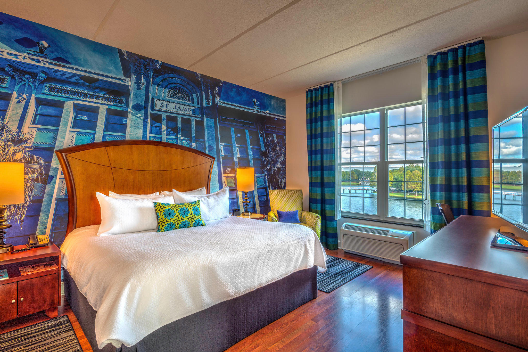 Hotel Indigo Jacksonville-Deerwood Park Photo