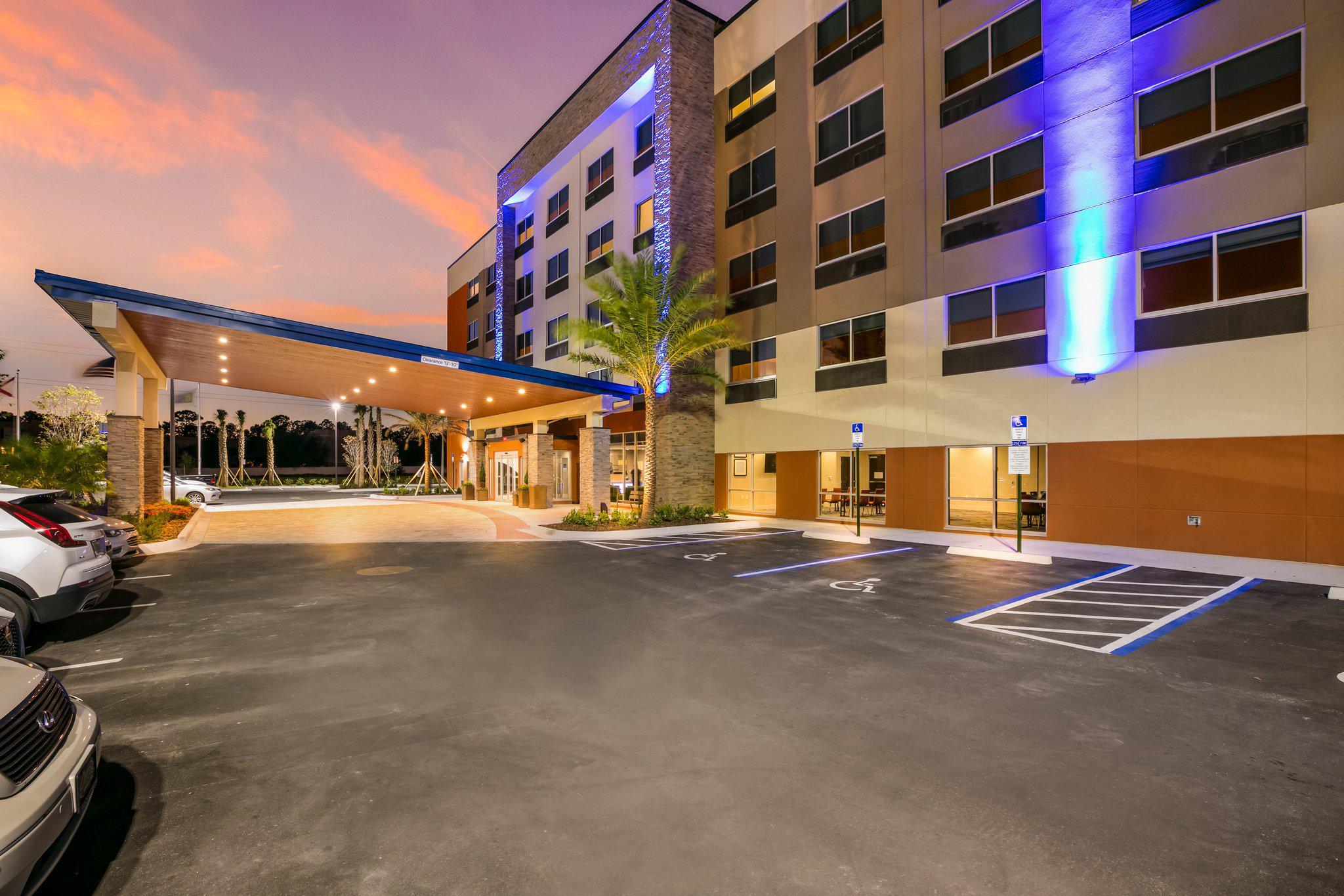 Holiday Inn Express & Suites Jacksonville - Town Center Photo