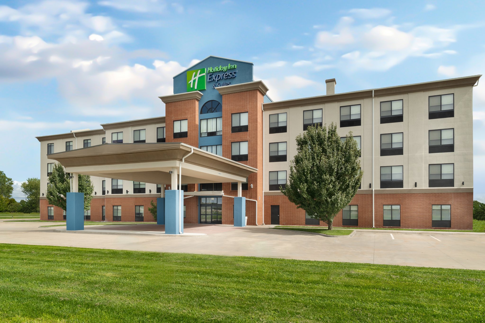 Holiday Inn Express & Suites Pratt by IHG Image
