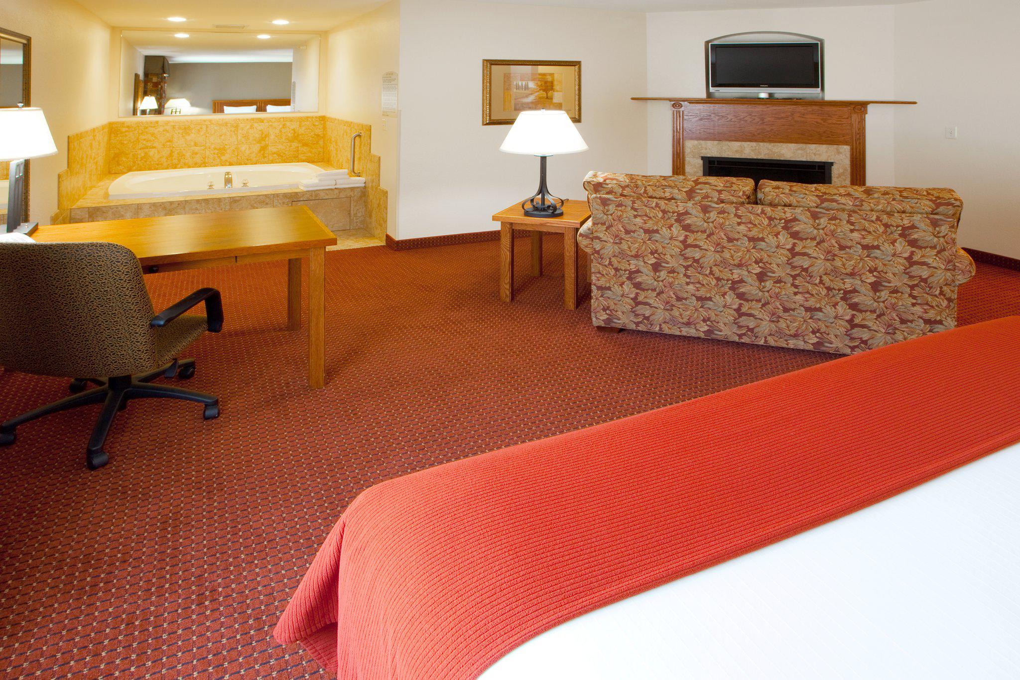 Holiday Inn Express & Suites Weston, an IHG Hotel