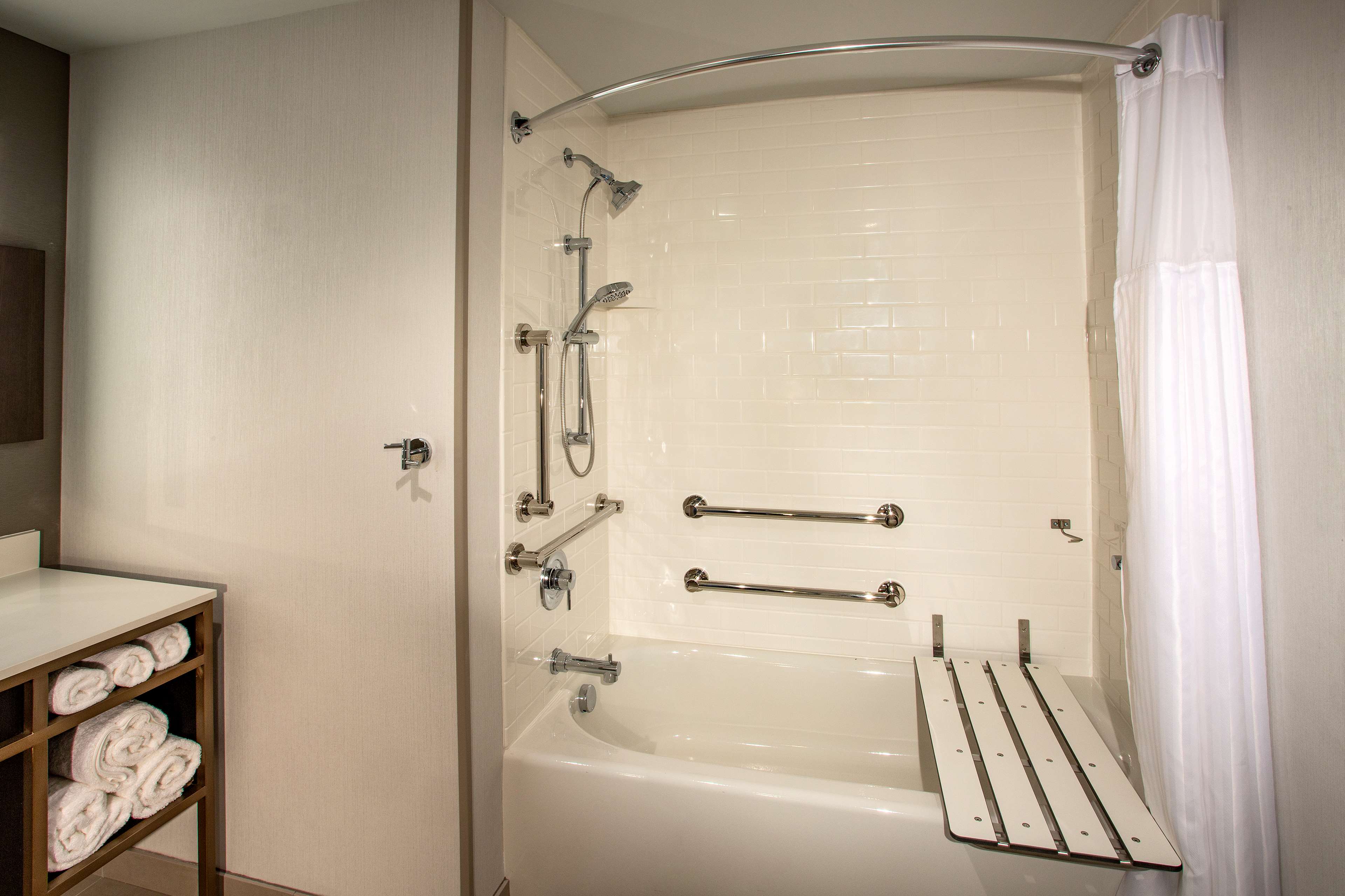 Guest room bath