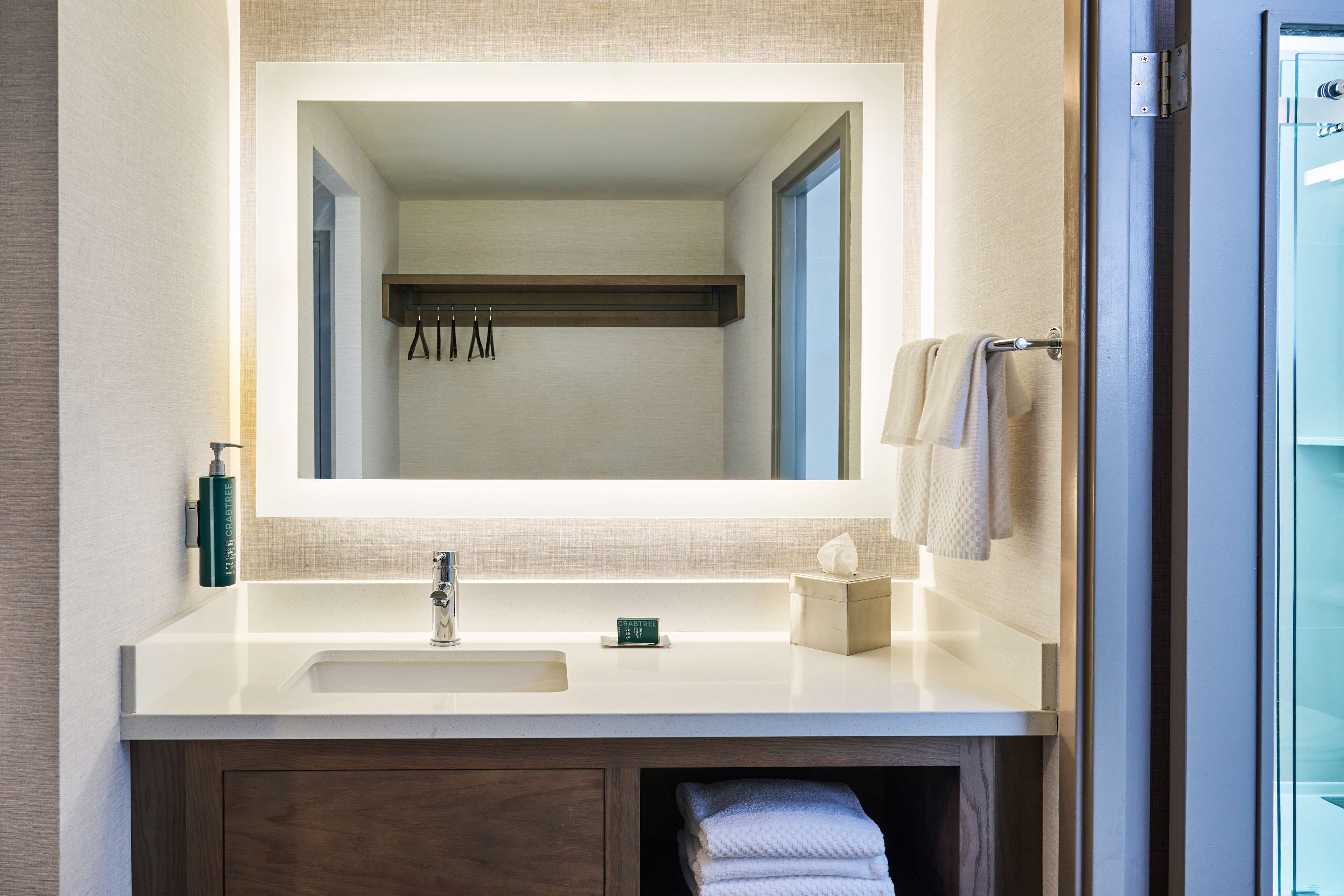 Guest room bath