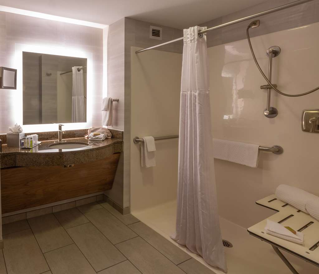 DoubleTree by Hilton Hotel Bay City - Riverfront Image