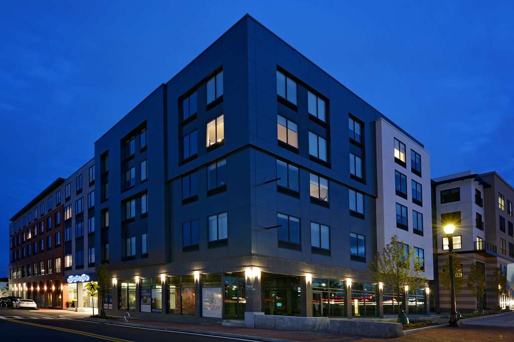 Hampton Inn Salem Boston Image