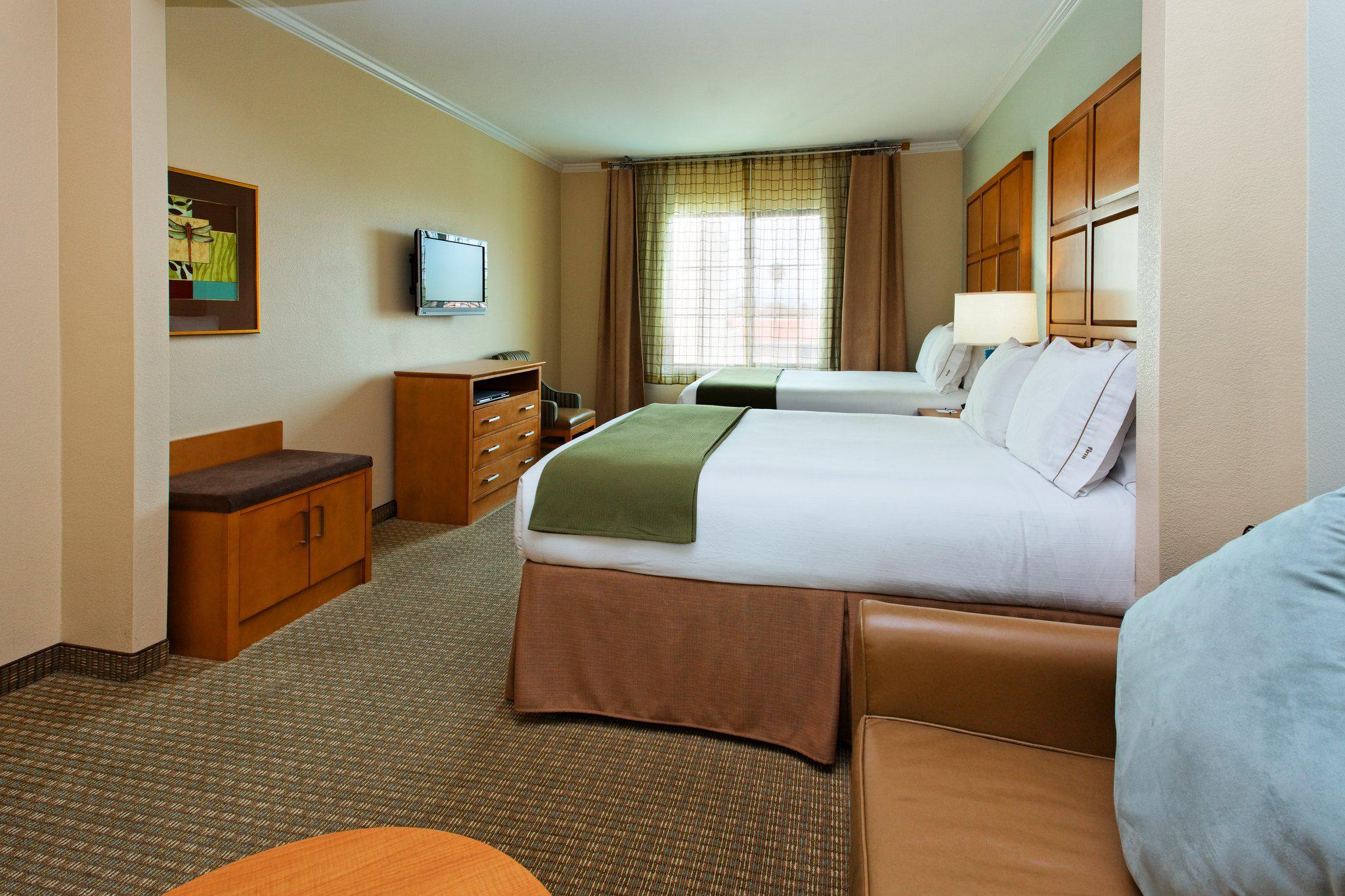 Holiday Inn Express & Suites Santa Clara - Silicon Valley Photo