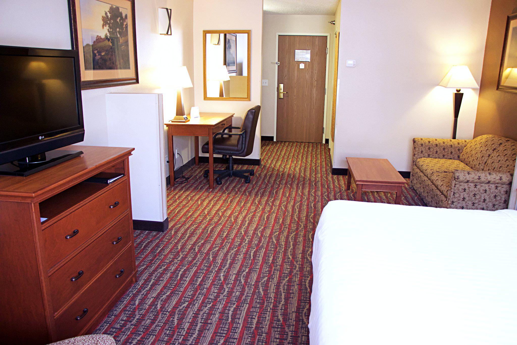 Holiday Inn Express & Suites Pierre-Fort Pierre Photo