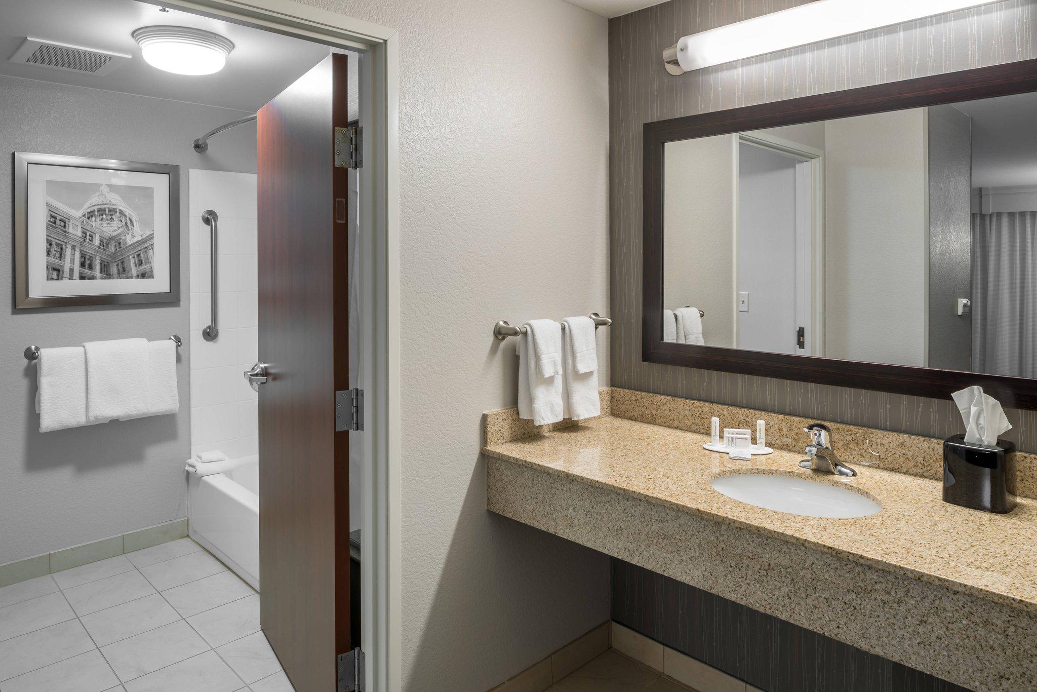 Courtyard by Marriott Austin North/Parmer Lane Photo