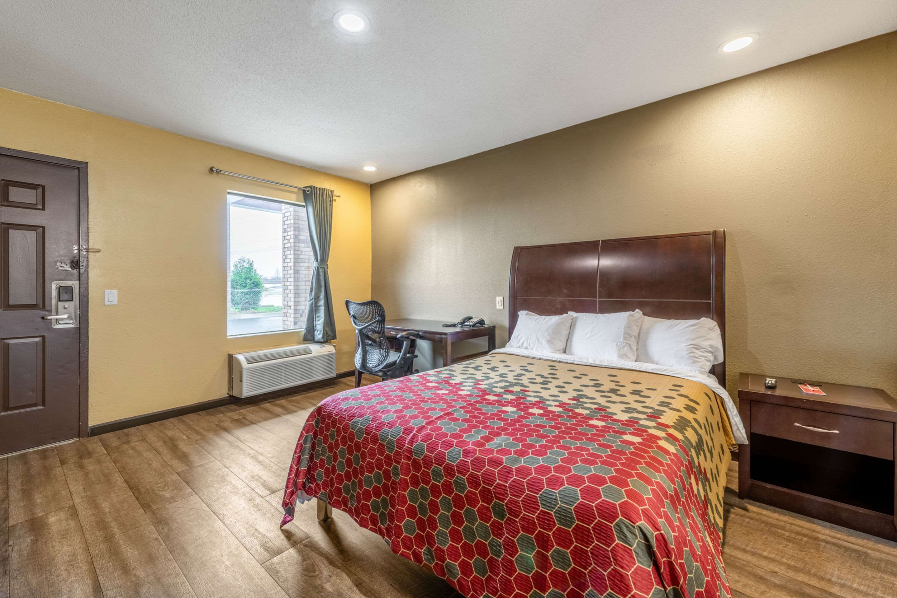 Econo Lodge Inn & Suites Photo