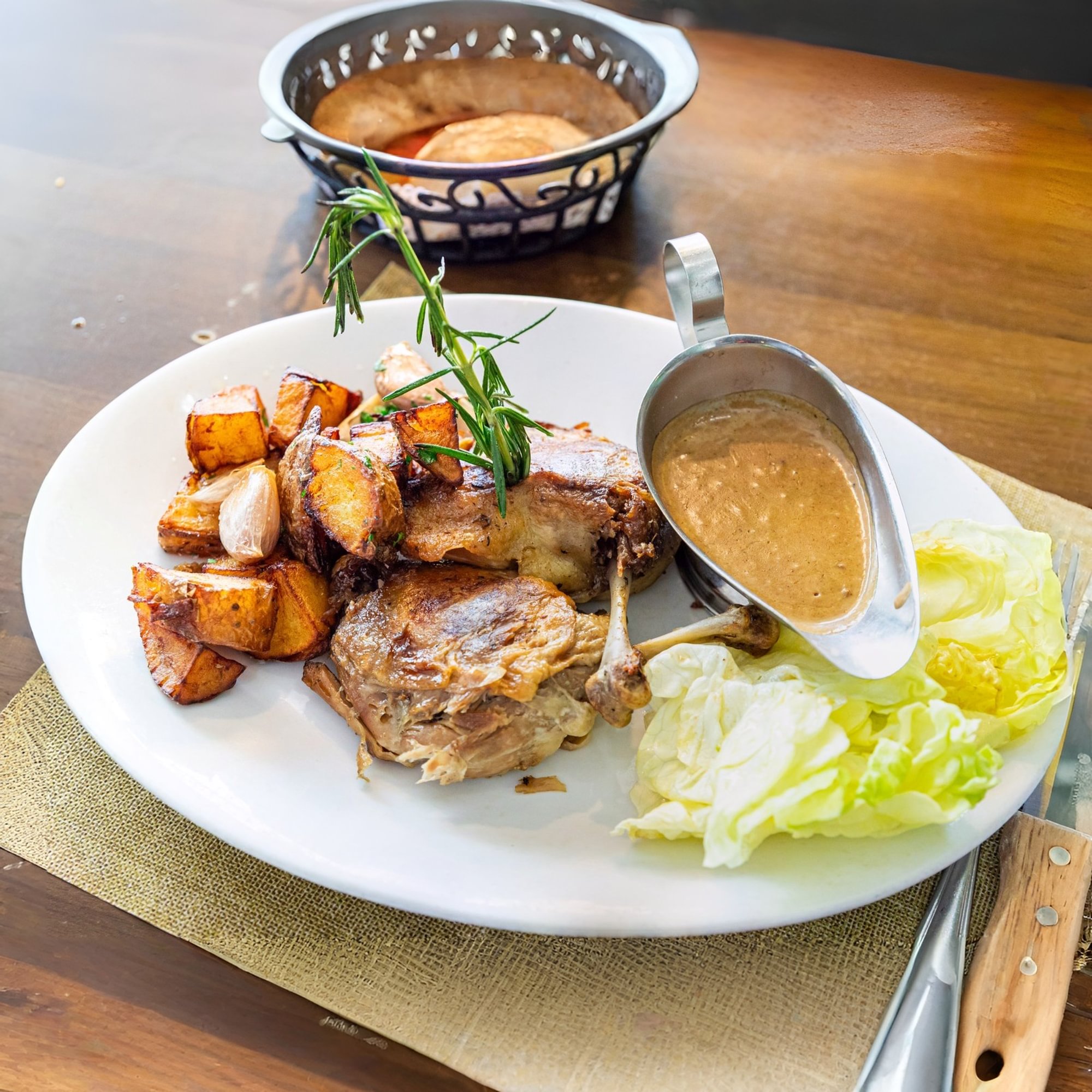 Les Deux Cuisses De Canard Confites Maison Pommes De Terre Rôties À La Graisse De Canard, Sauce A...