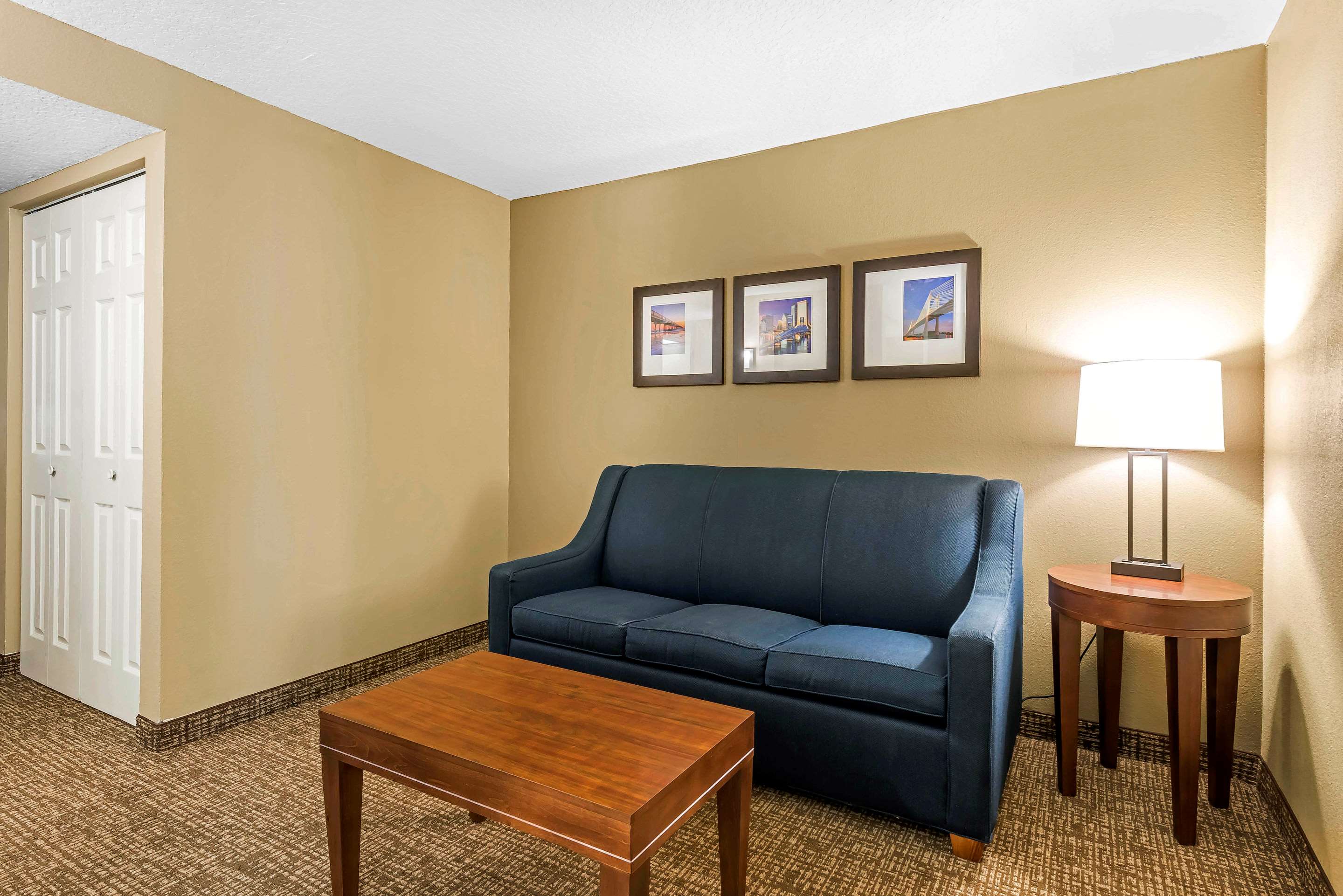 Comfort Suites Baymeadows Near Butler Blvd Photo