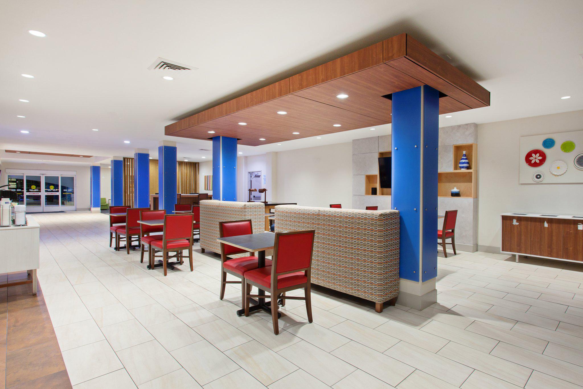 Holiday Inn Express & Suites Corona Photo