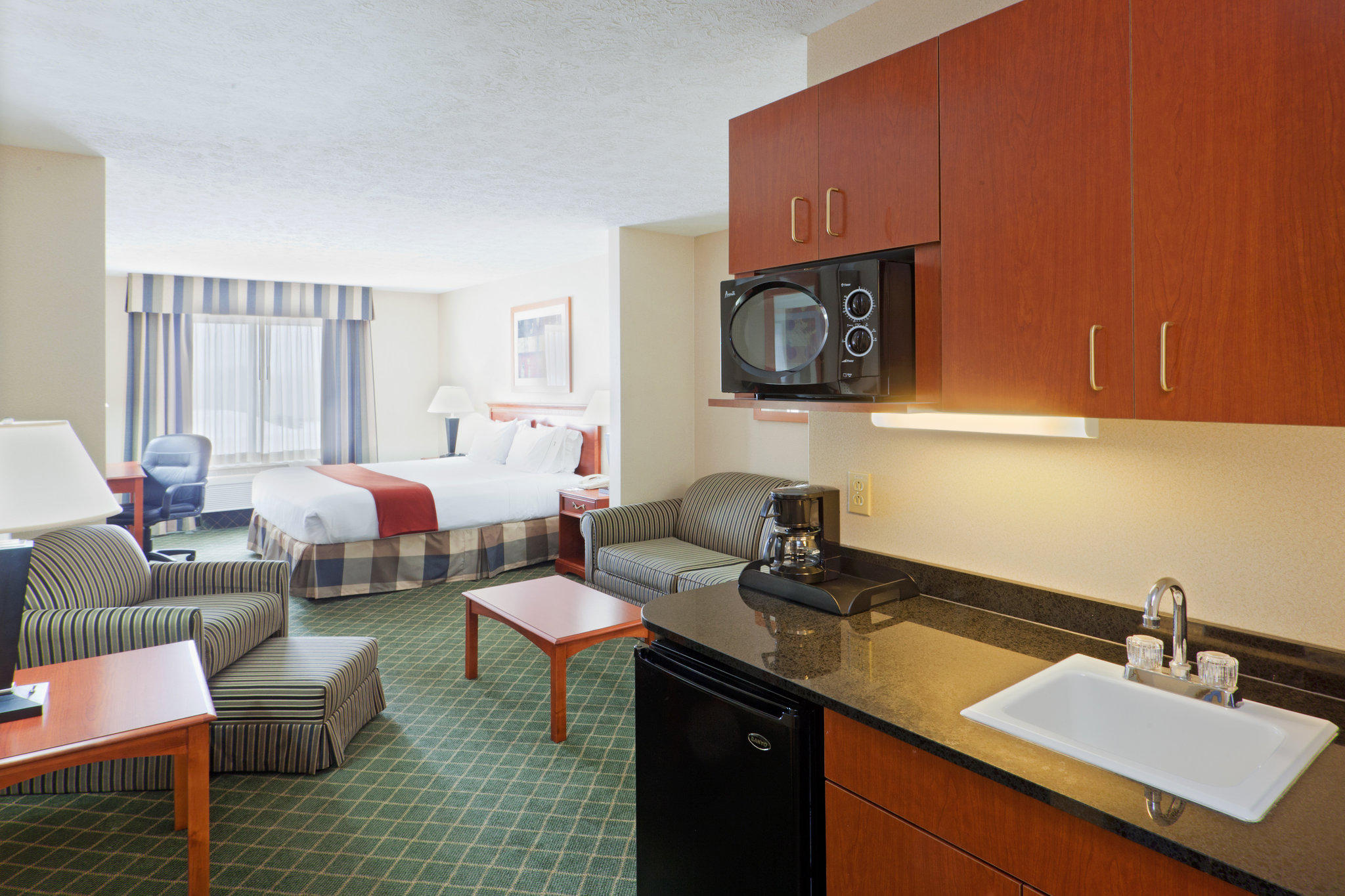 Holiday Inn Express & Suites Kent State University Photo