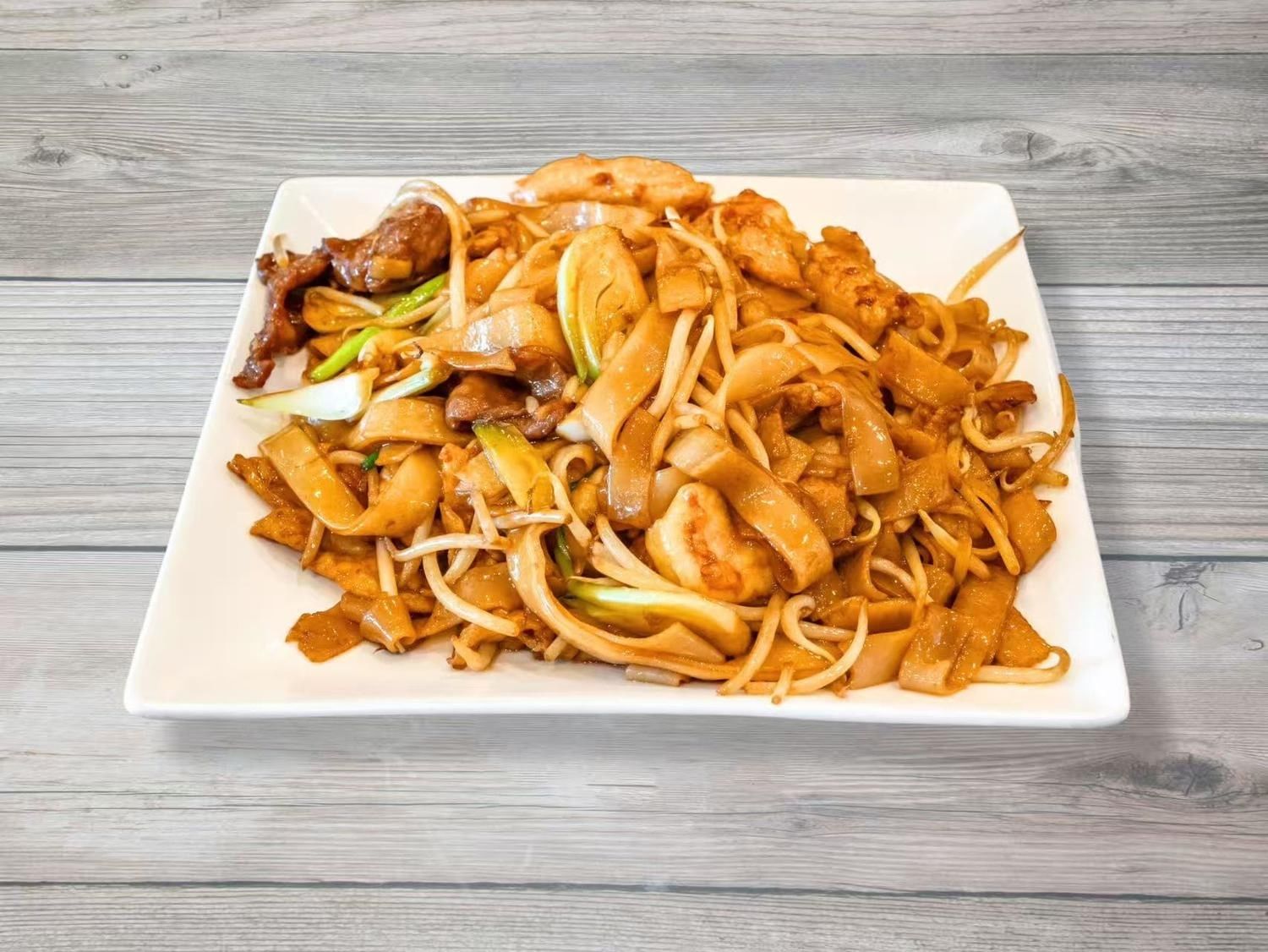 Chow fun (pork, beef, chicken, barbecued pork, vegetable) / 各式炒河粉
