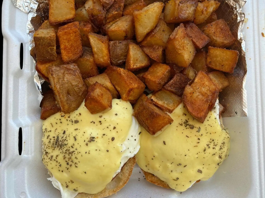 Egg Benedict w/Home Fries