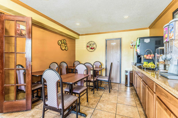 Images Econo Lodge Inn & Suites