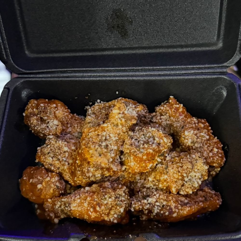 6 Piece Wings (Up to 2 Flavors)