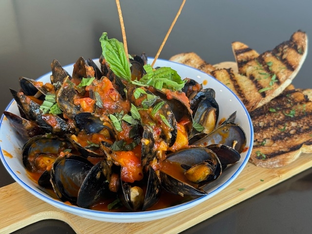 Mussels in Fra Diavolo/Marinara Sauce?White Wine Sauce