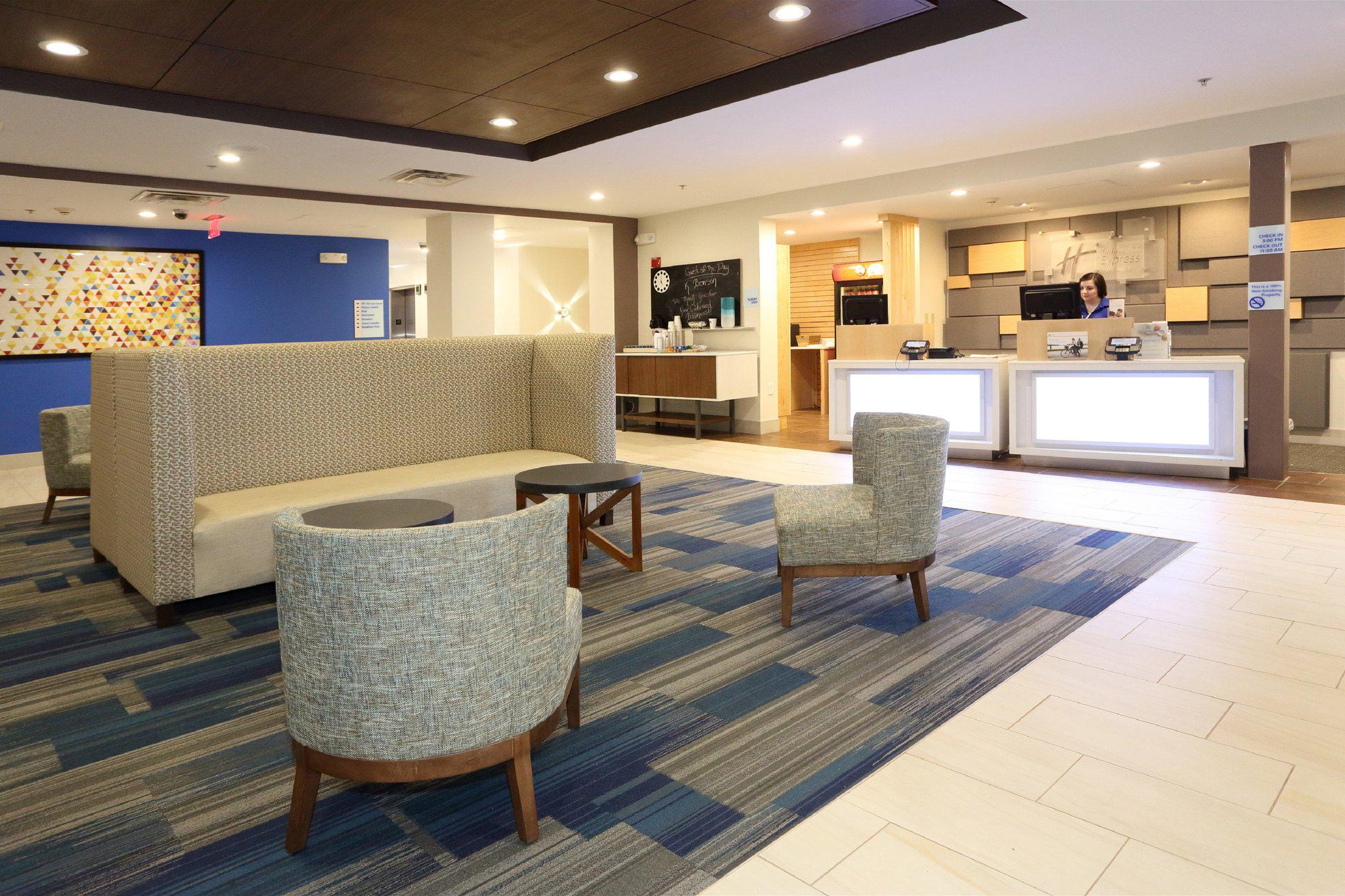 Holiday Inn Express & Suites Newport News Photo