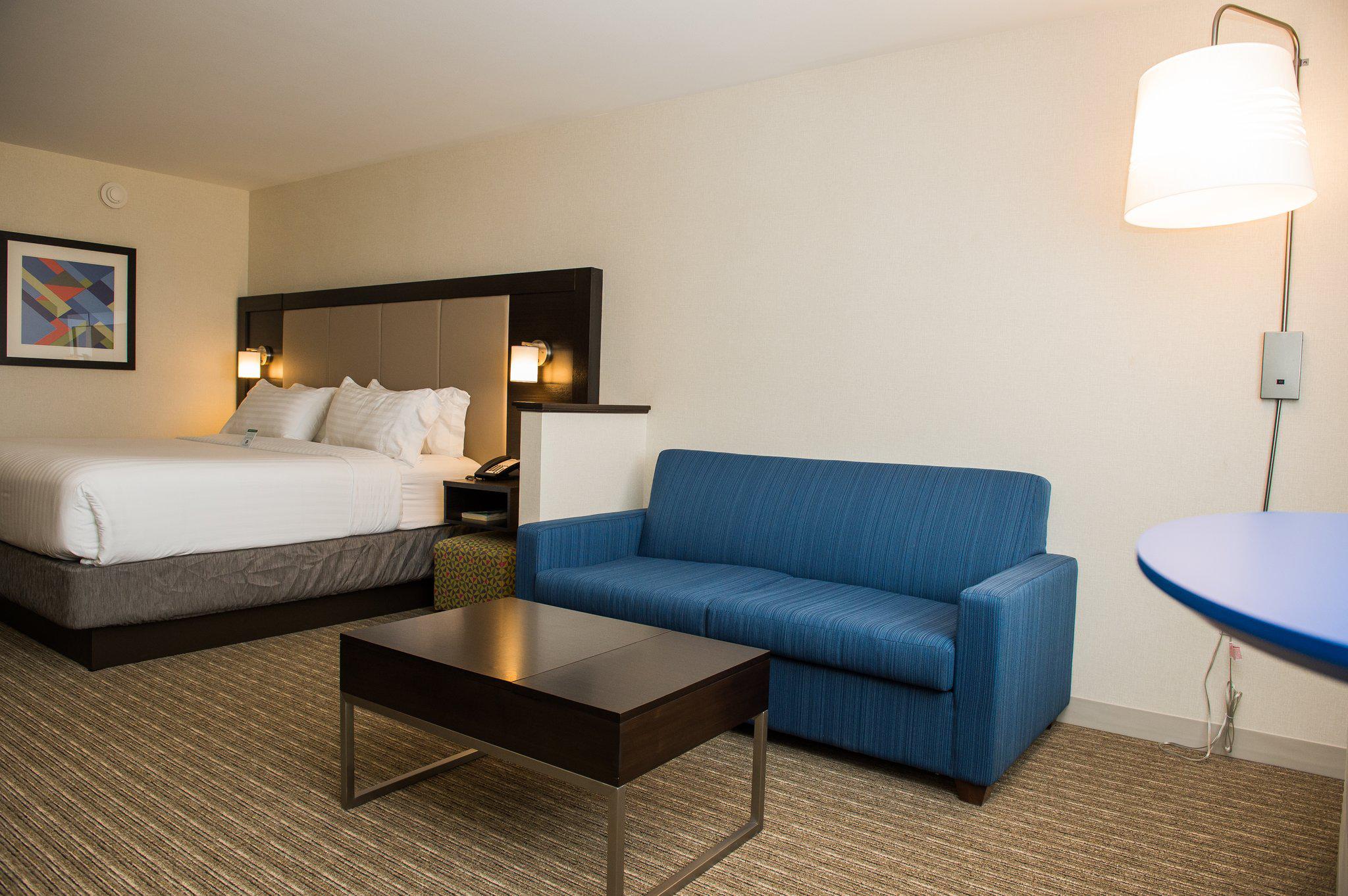 Holiday Inn Express & Suites Marietta Photo