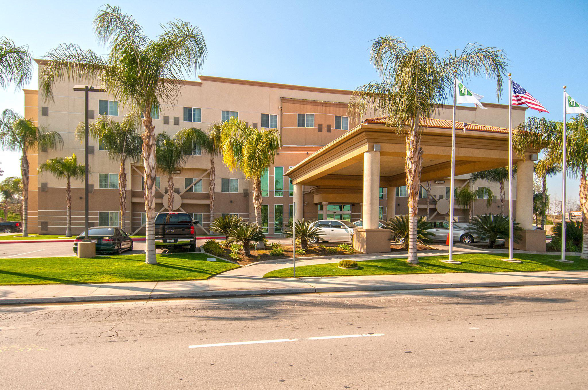 Holiday Inn Express & Suites Bakersfield Central Photo