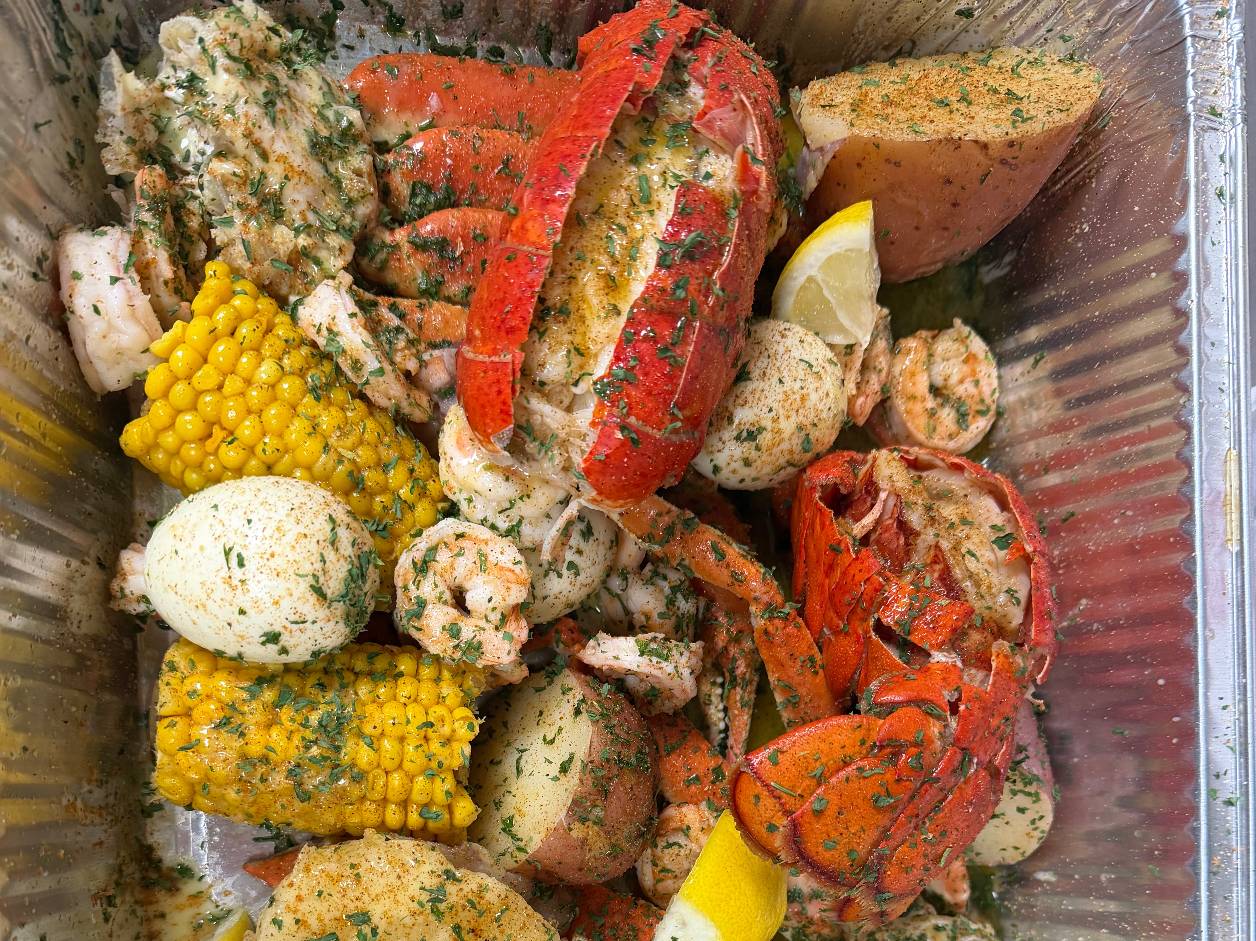 B6 - Super Bowl (3 Snow Crabs, 3 Lobster Tails, 30 Shrimps, 3 Corns, 3 Potatoes, 3 Eggs)