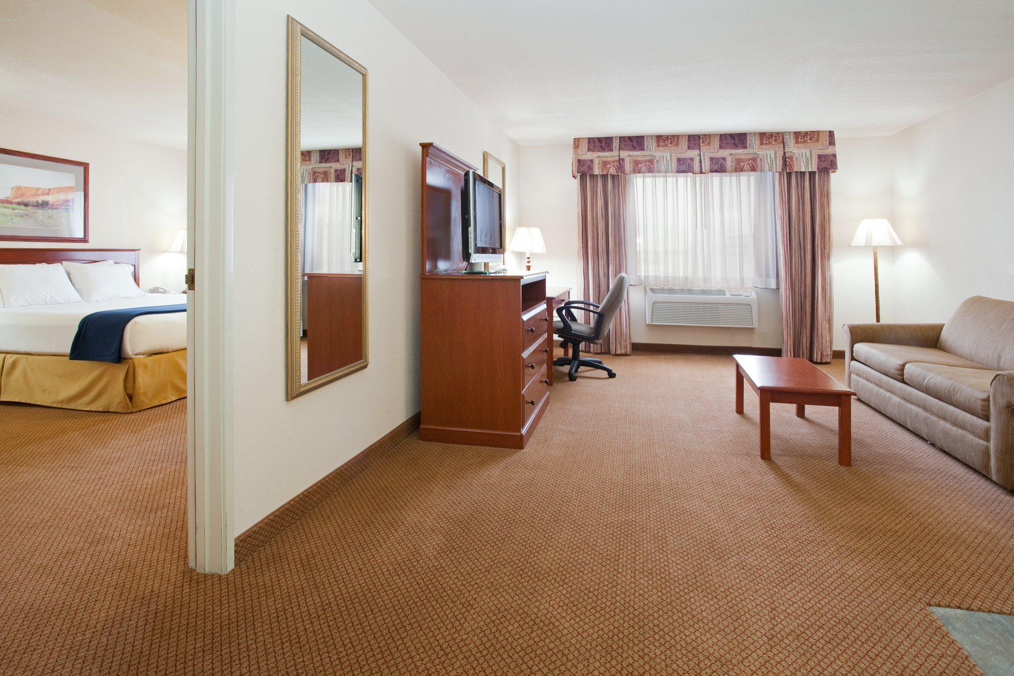 Holiday Inn Express & Suites Farmington (Bloomfield) Photo