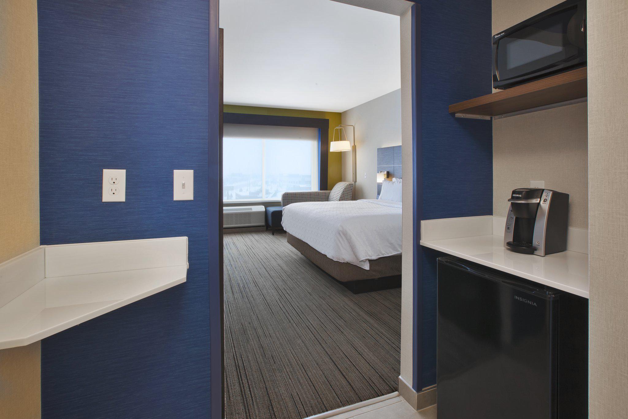 Holiday Inn Express & Suites Auburn Hills South Photo