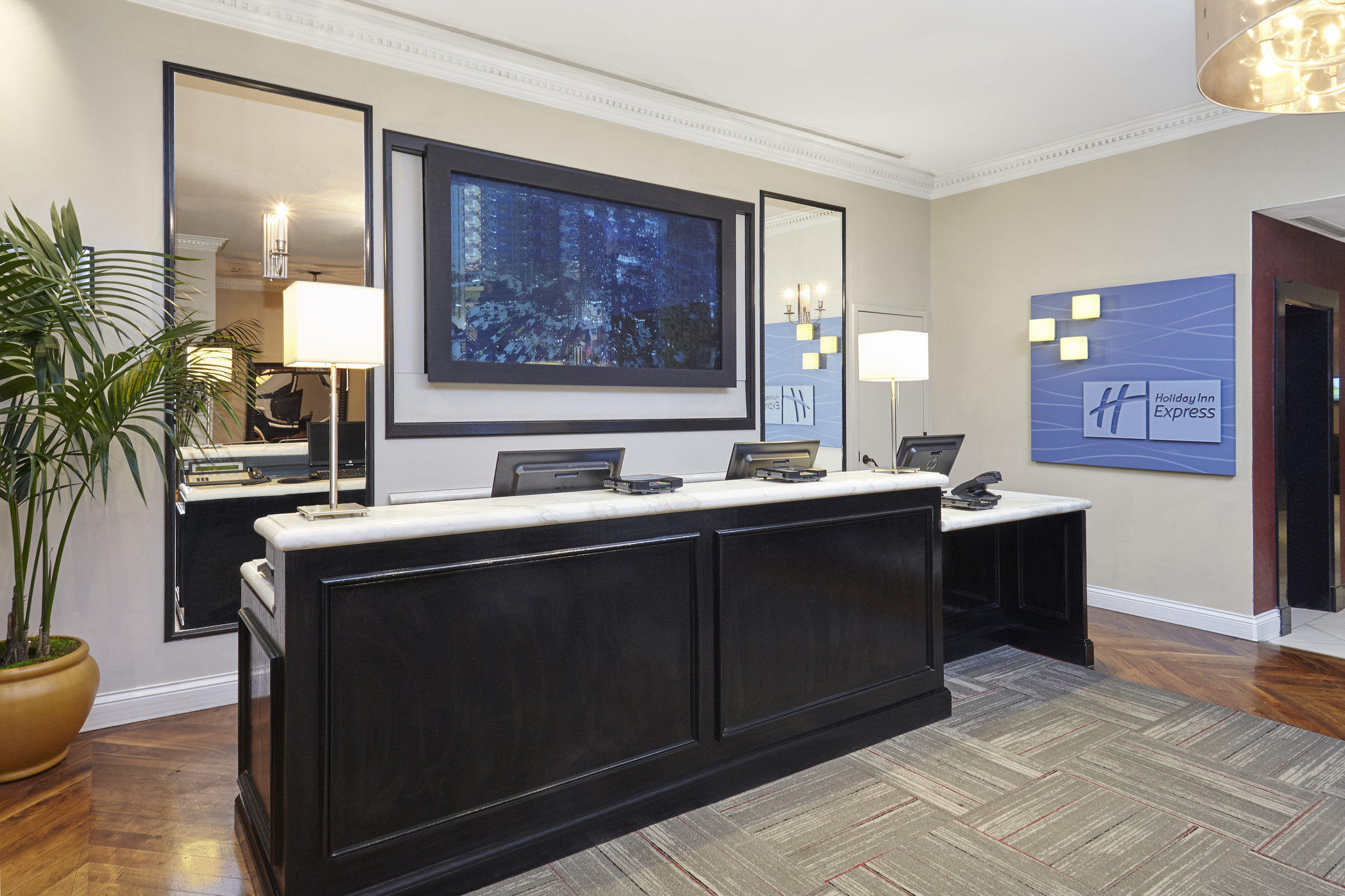 Holiday Inn Express Chicago - Magnificent Mile Photo