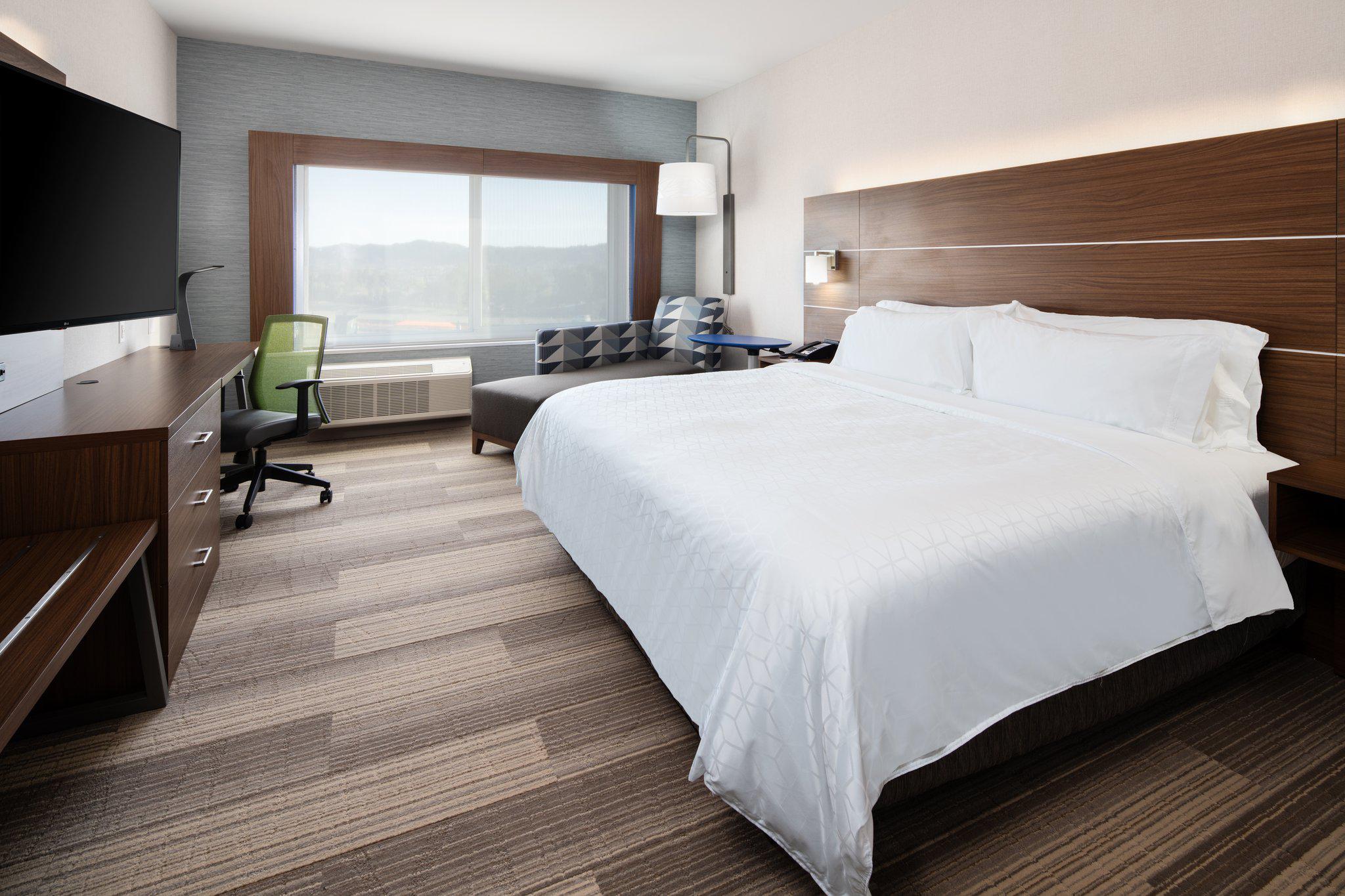 Holiday Inn Express & Suites Murrieta - Temecula Photo