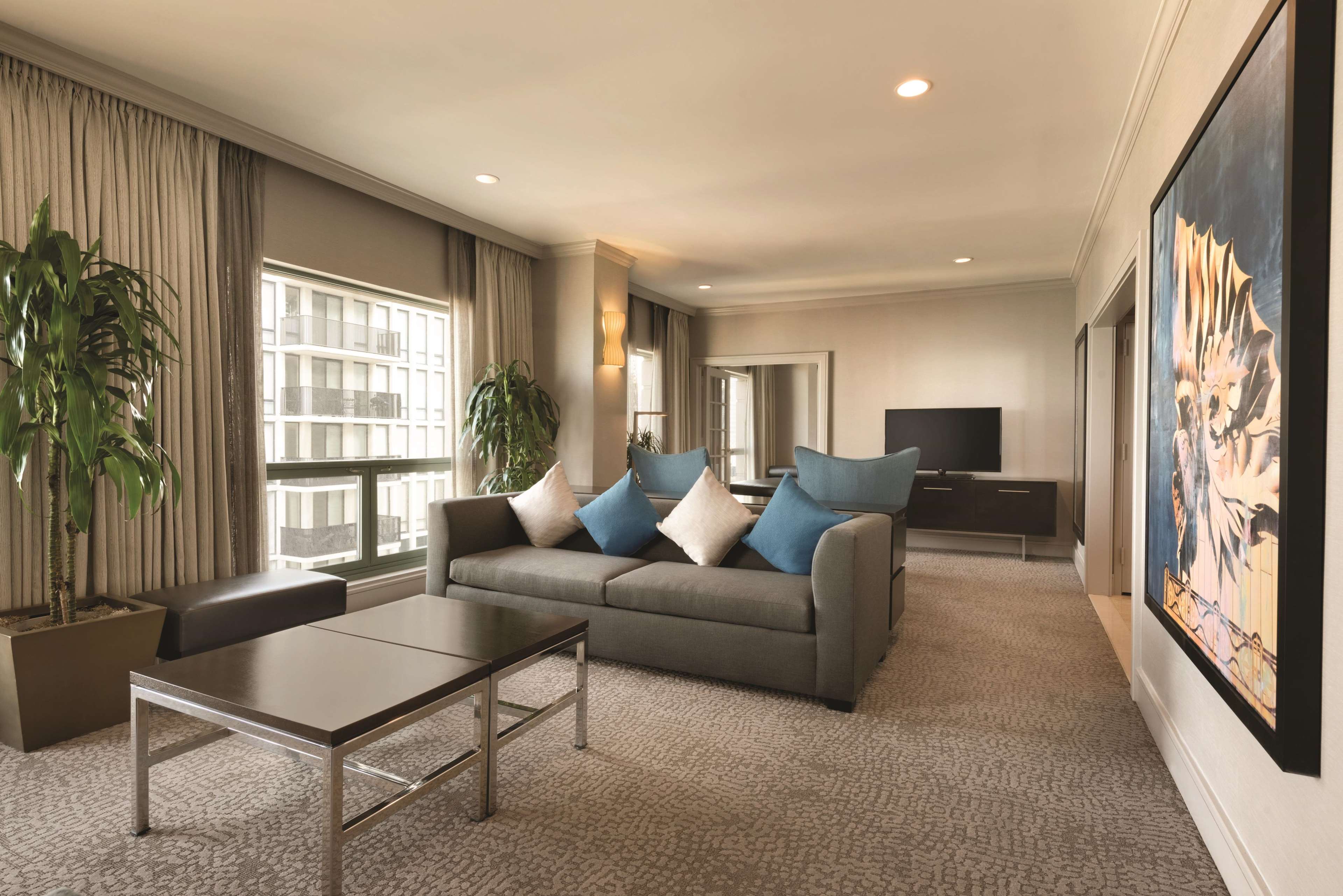 Hilton Chicago/Magnificent Mile Suites Photo