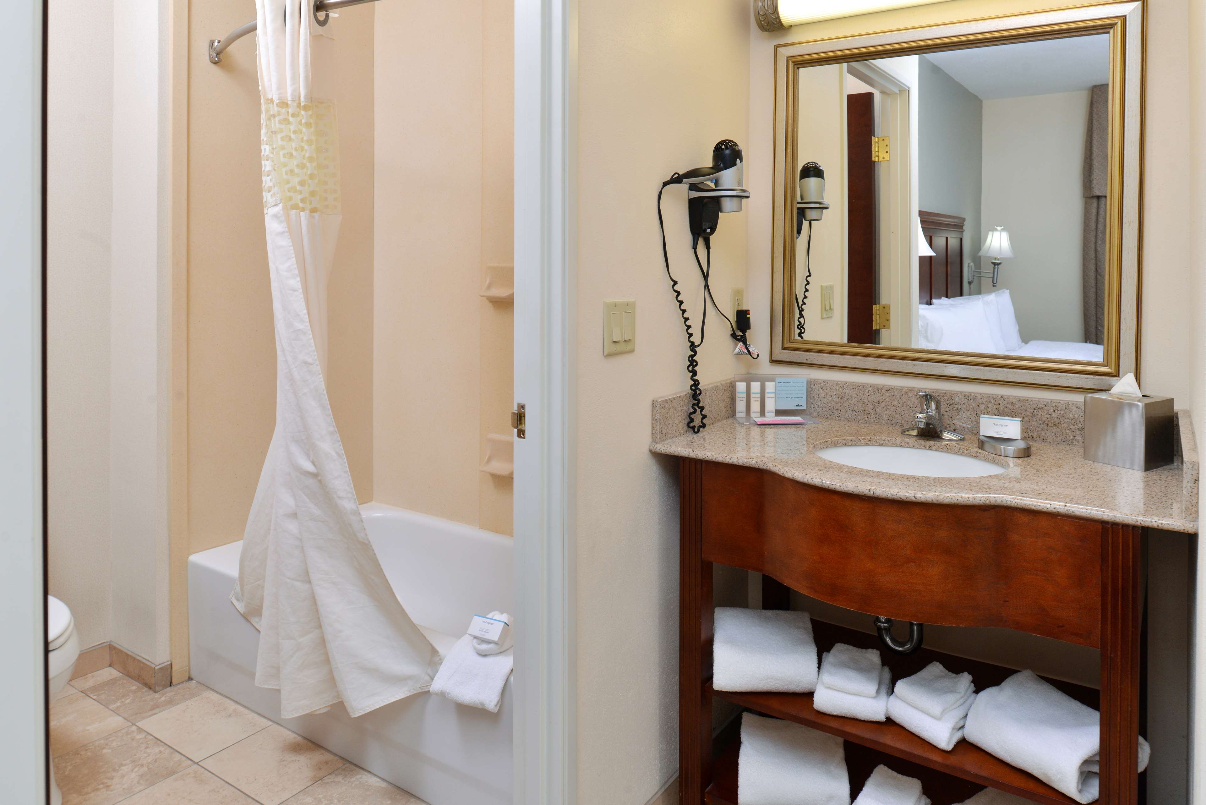 Guest room bath