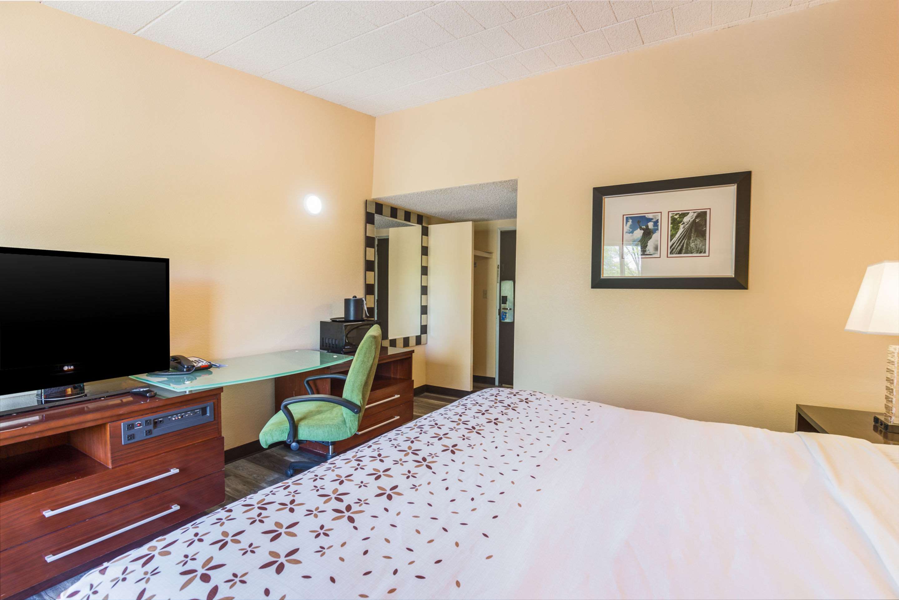 Rodeway Inn & Suites Stroudsburg - Poconos Photo