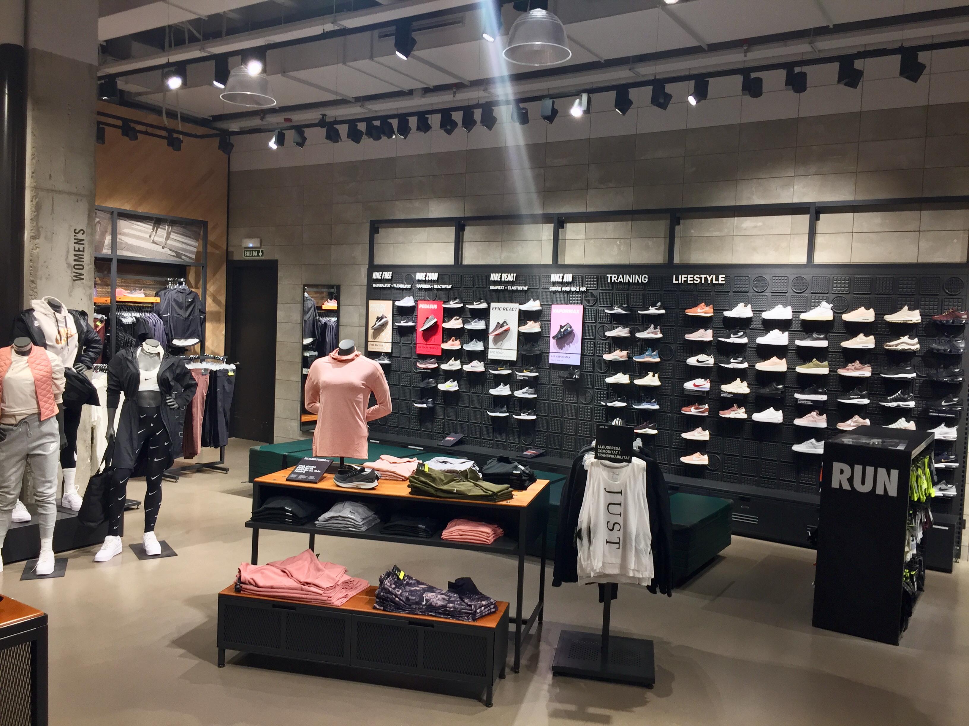 Nike Store - Maquinista - Barcelona - Centro Comercial La Maquinista | Ropa De Deporte Páginas Amarillas