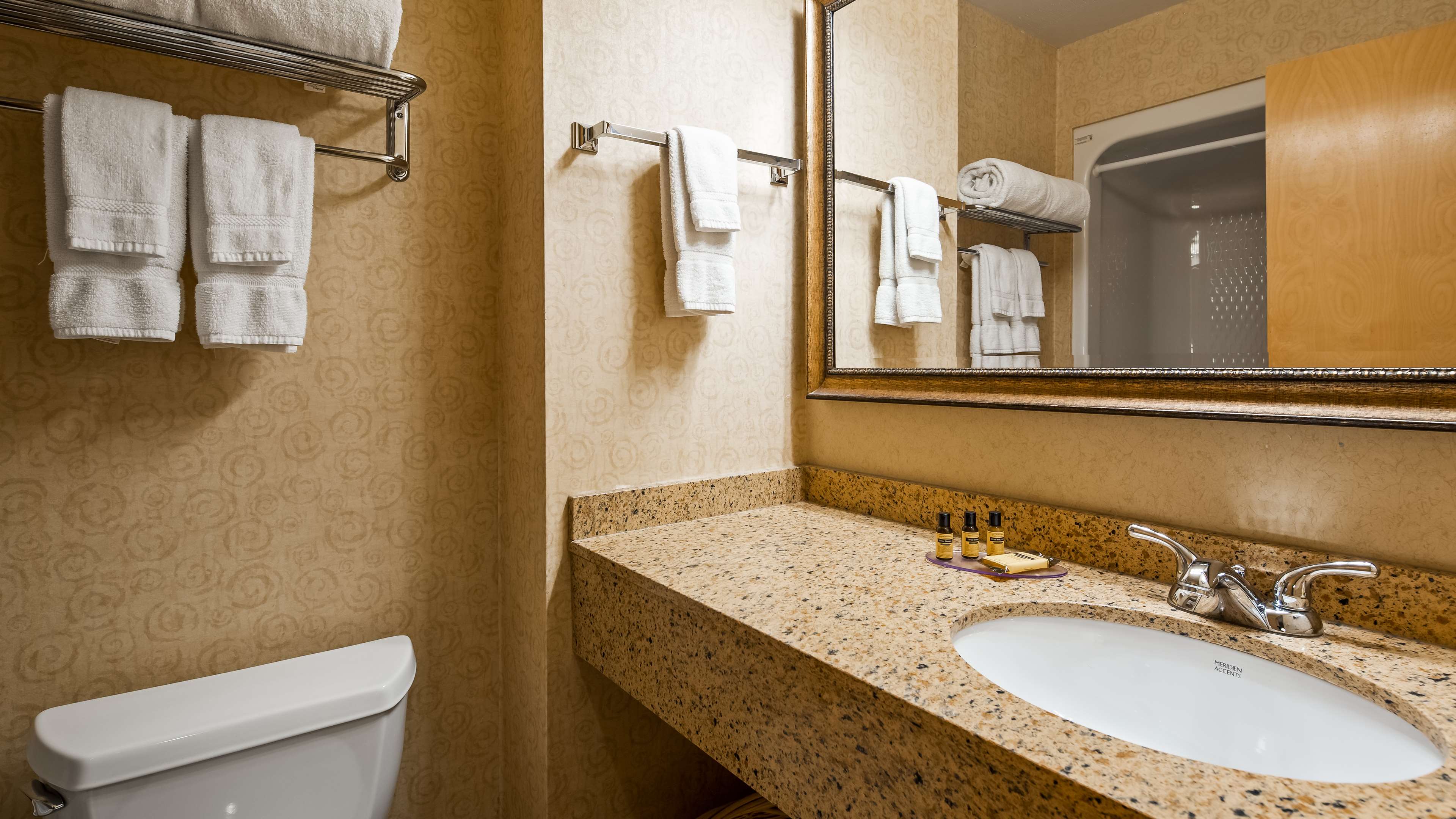 Best Western Plus Revere Inn & Suites Photo