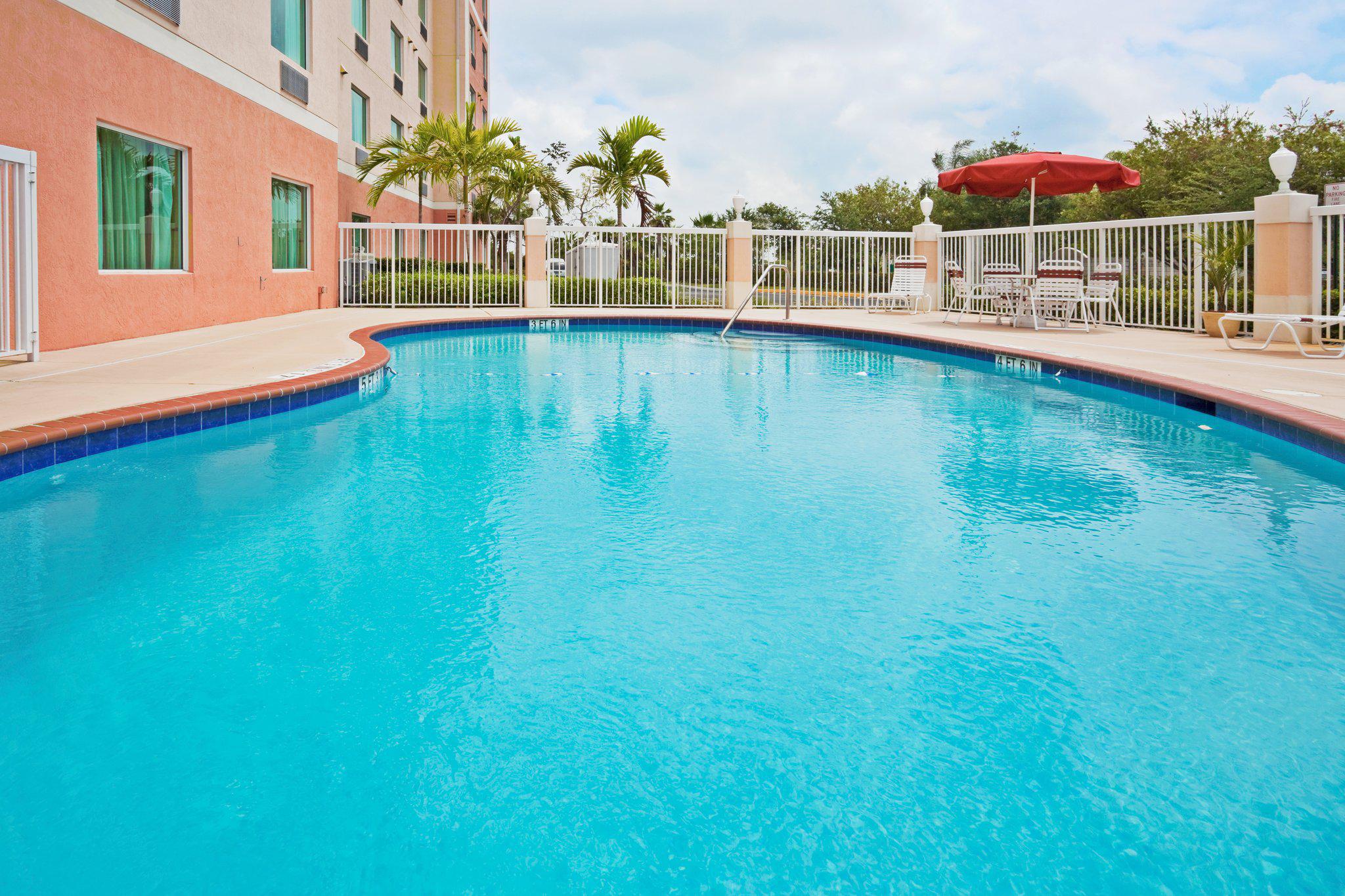 Holiday Inn Express & Suites Pembroke Pines-Sheridan St Photo