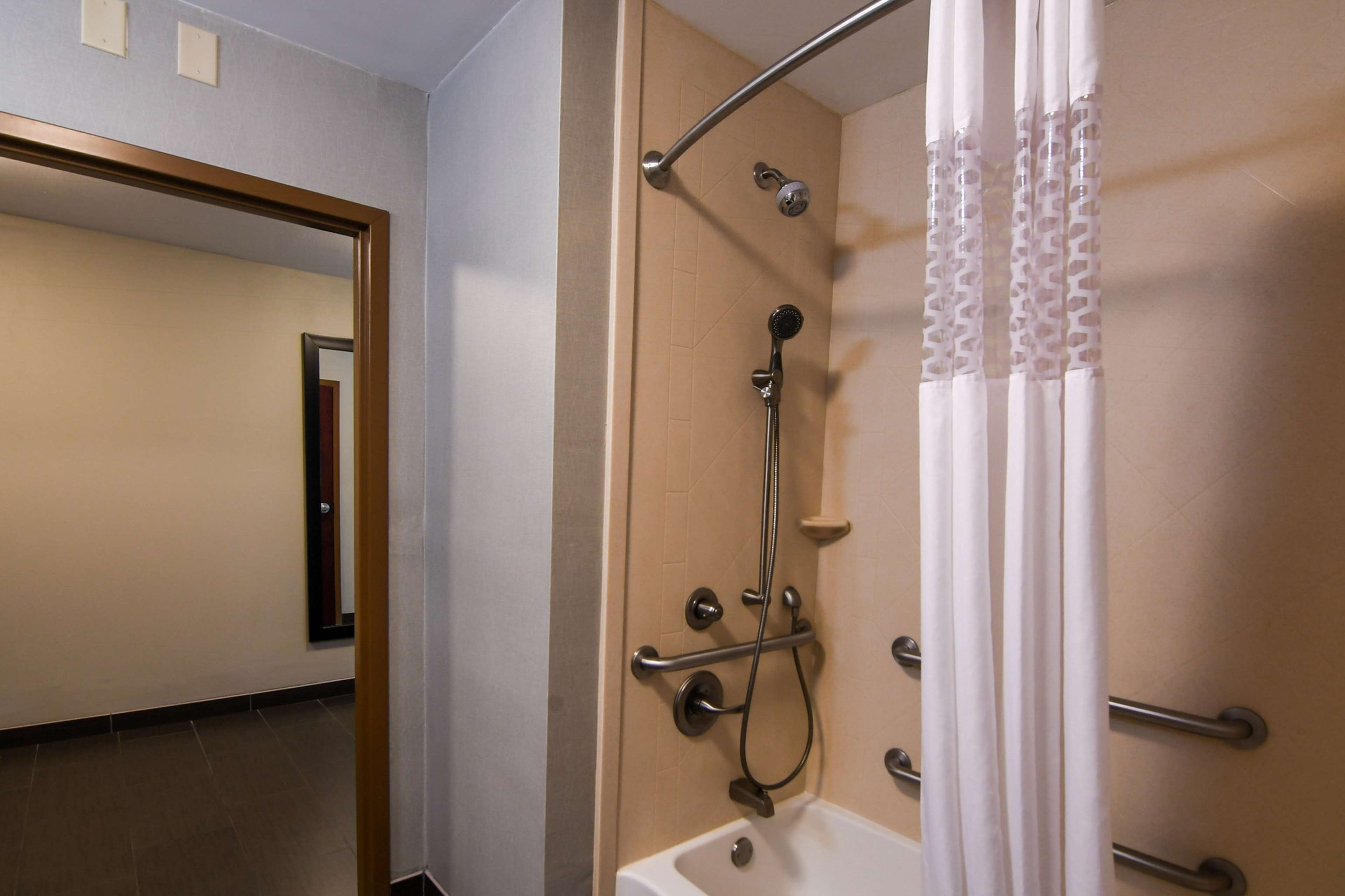 Guest room bath