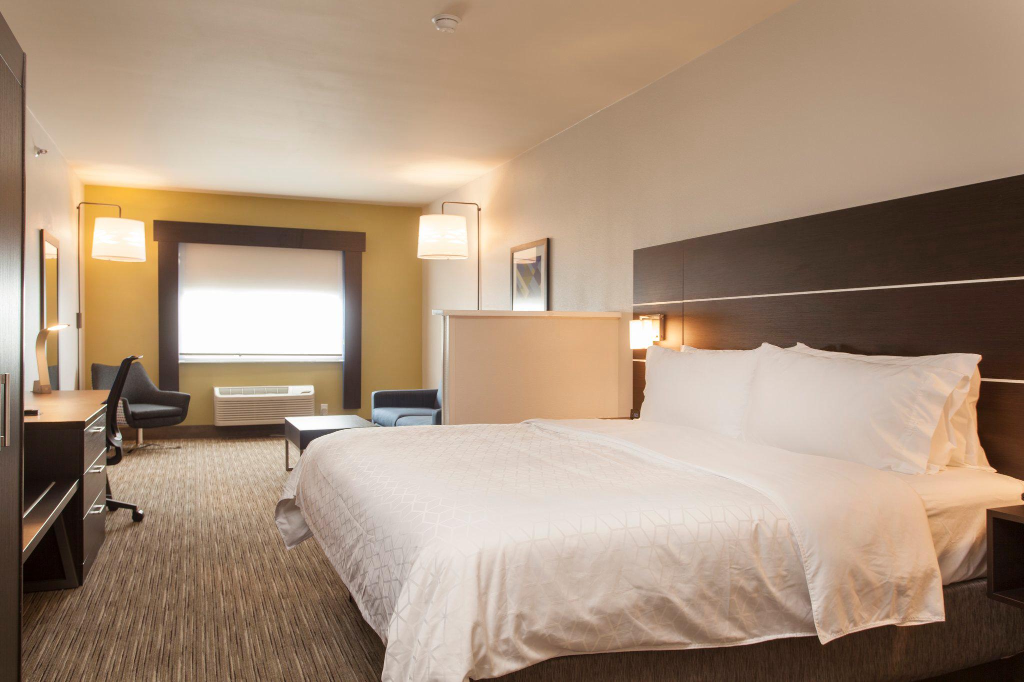 Holiday Inn Express & Suites Santa Fe by IHG Image