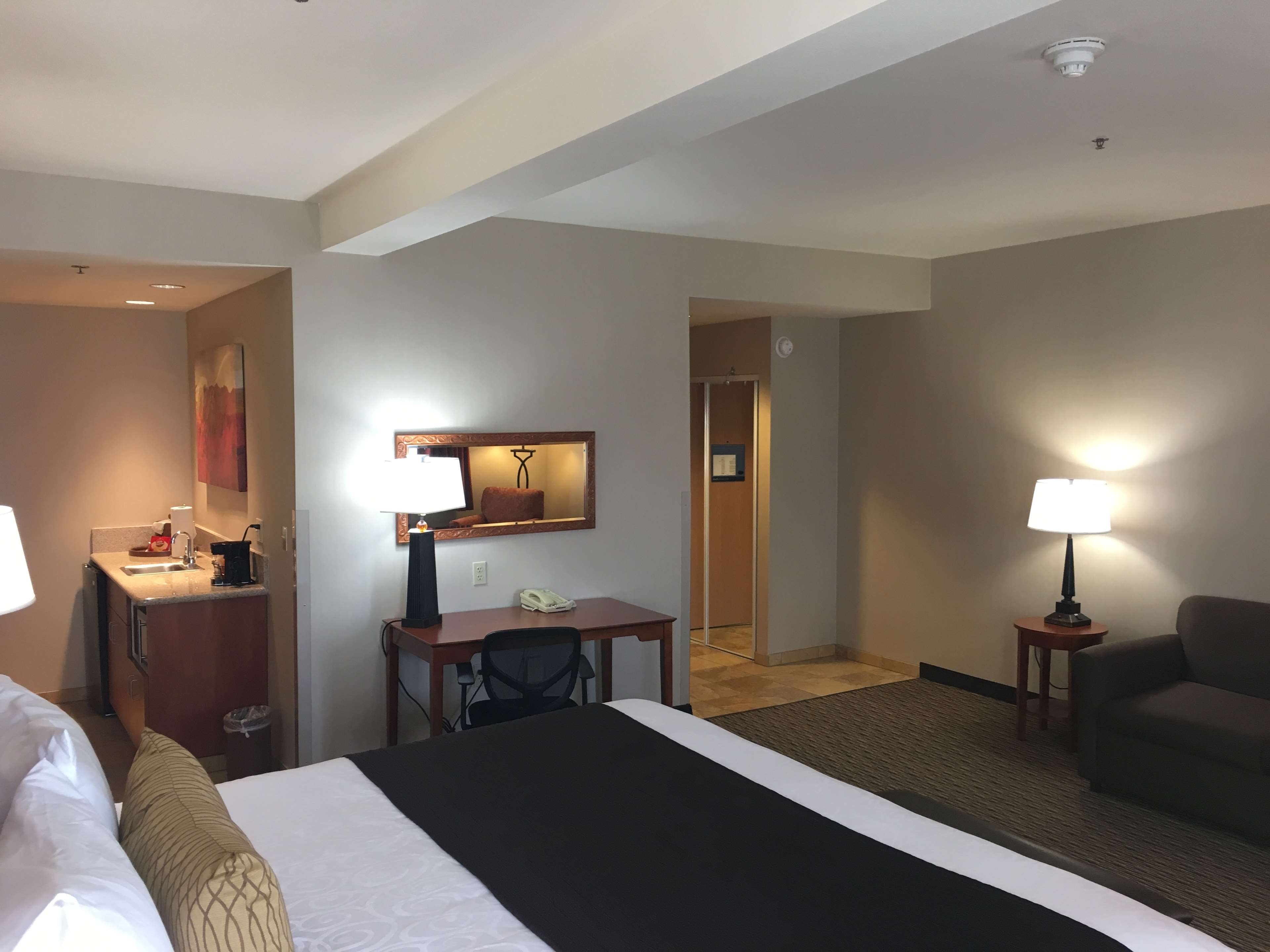 Best Western Plus Arrowhead Hotel Photo