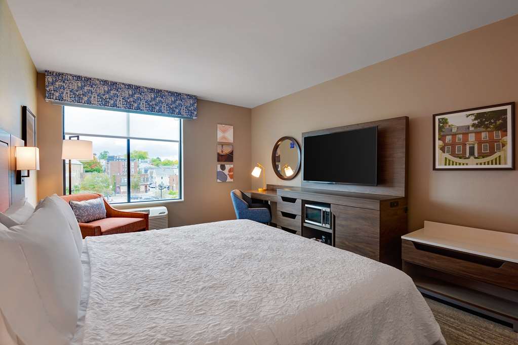 Hampton Inn Salem Boston Image