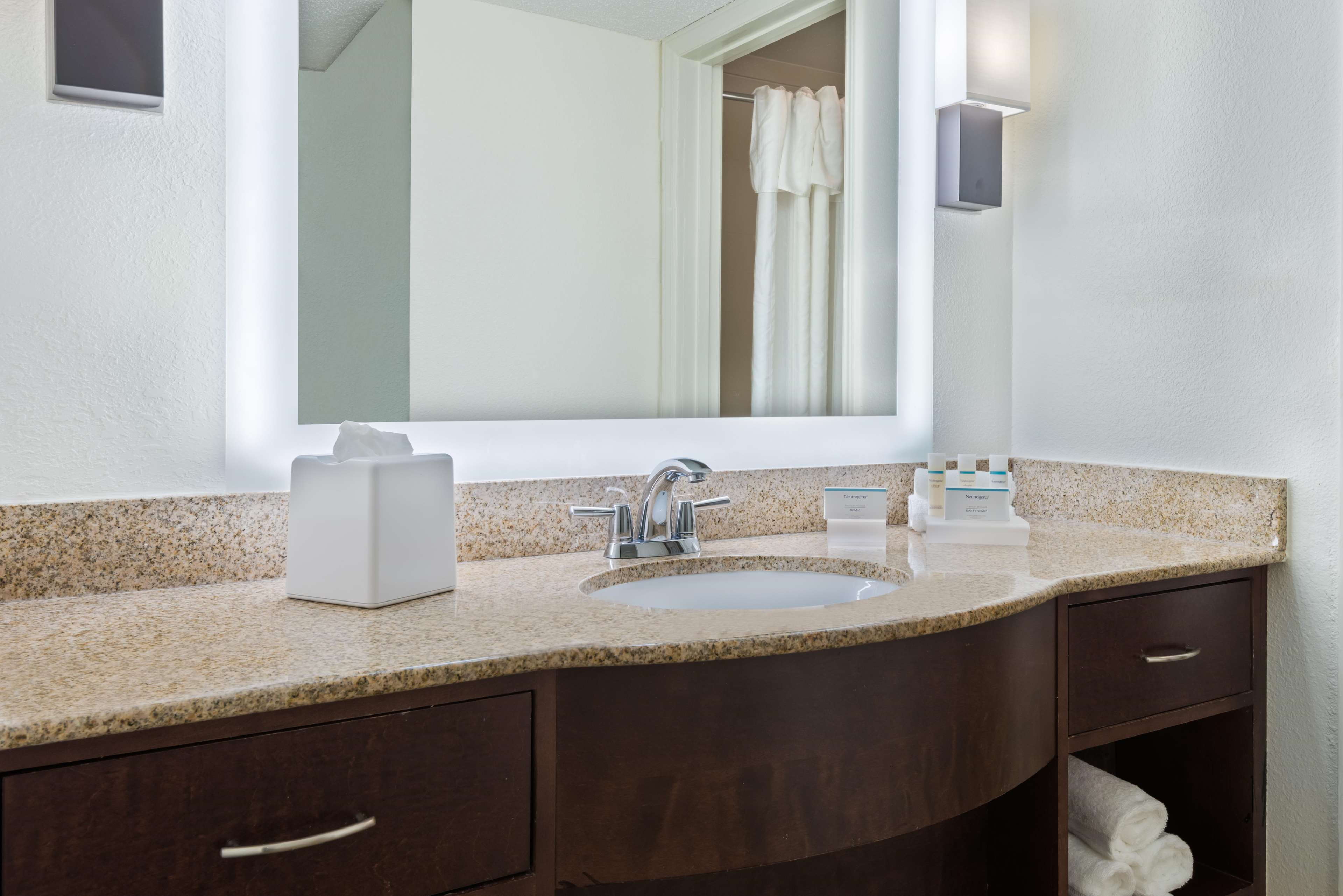 Homewood Suites by Hilton Charlotte-North/Univ Research Park Photo